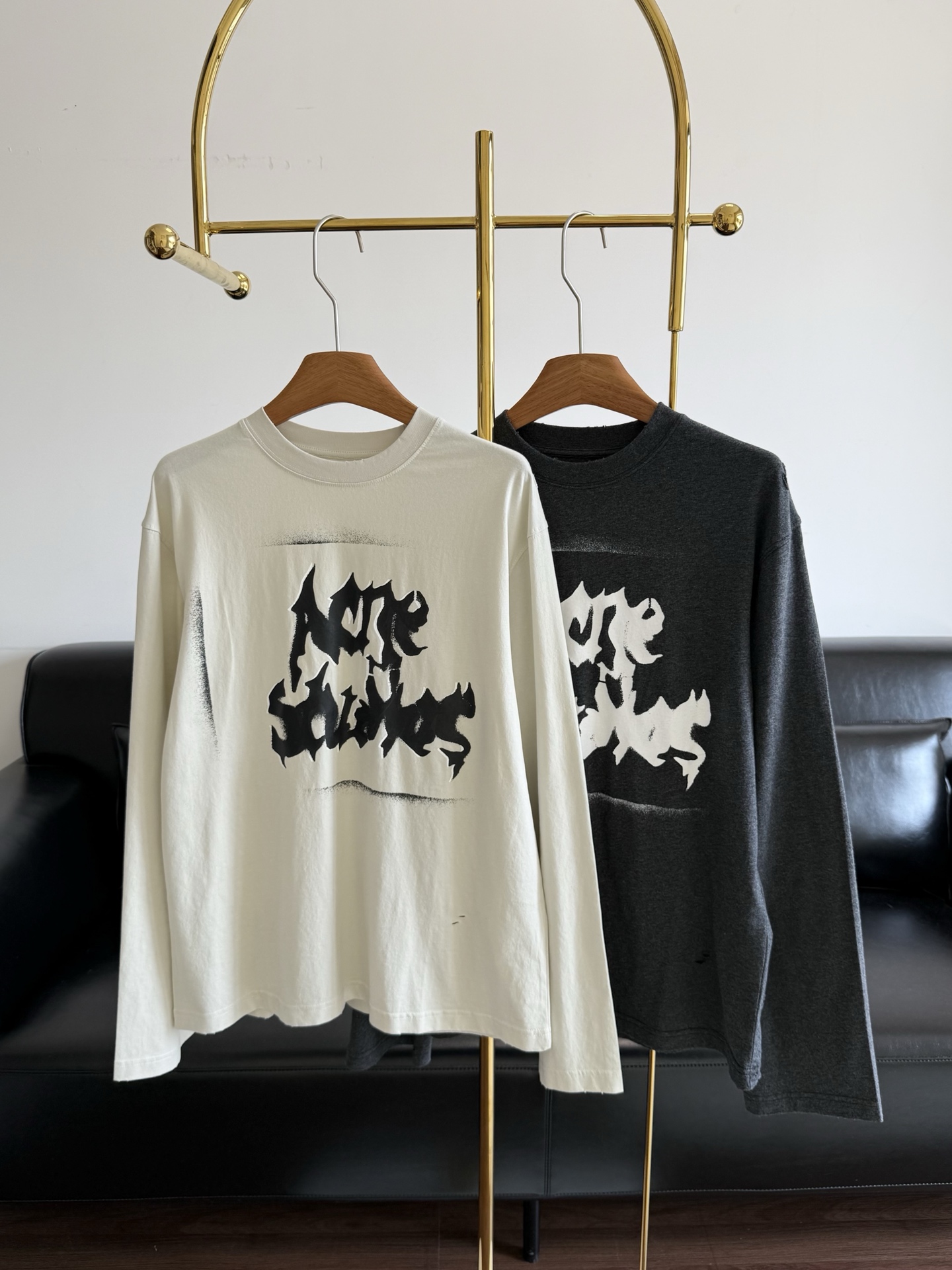NO:876277,——Acne has the same distressed flame print long sleeves. The Acne series is really irresistible! Every piece is good-looking, casual, relaxed and cool. It is also an indispensable long-sleeved base layer in the wardrobe~ Retro spray-painted graffiti logo, loose shoulder design, soft washed cotton, full of street feel. Loose shoulder design, can be worn alone or layered, easy to create a lazy and casual style. Pure cotton fabric!  Washed and distressed, the retro atmosphere is full. Pair it with jeans or casual pants in spring and summer to easily get a simple and fashionable look! It will turn heads immediately. In summer, you can really wear this set with your eyes closed. The texture and comfort are online at the same time!  Size sml apricot gray,acne studios,jeans,19860909——Acne 同款做旧火焰印花长袖 Acne系列真的无法抵抗!每一件都好好看 随性又松弛还挺酷的 也是衣柜里必不可少的一件长袖打底~ 复古喷漆涂鸦logo,落肩宽松版型软乎乎水洗棉,街头感满满.宽松落肩版型,单穿或叠穿都很OK,轻松打造慵懒随性风. 纯棉面料！水洗做旧工艺,复古氛围拉满,春夏季节搭配牛仔裤或休闲裤,轻松get简约时尚look! ,回头率直接拉满.夏天真的可以闭眼入这套,质感和舒适度同时在线！ 码数sml 杏色 灰色,,acne studios,jeans,,Women's clothing