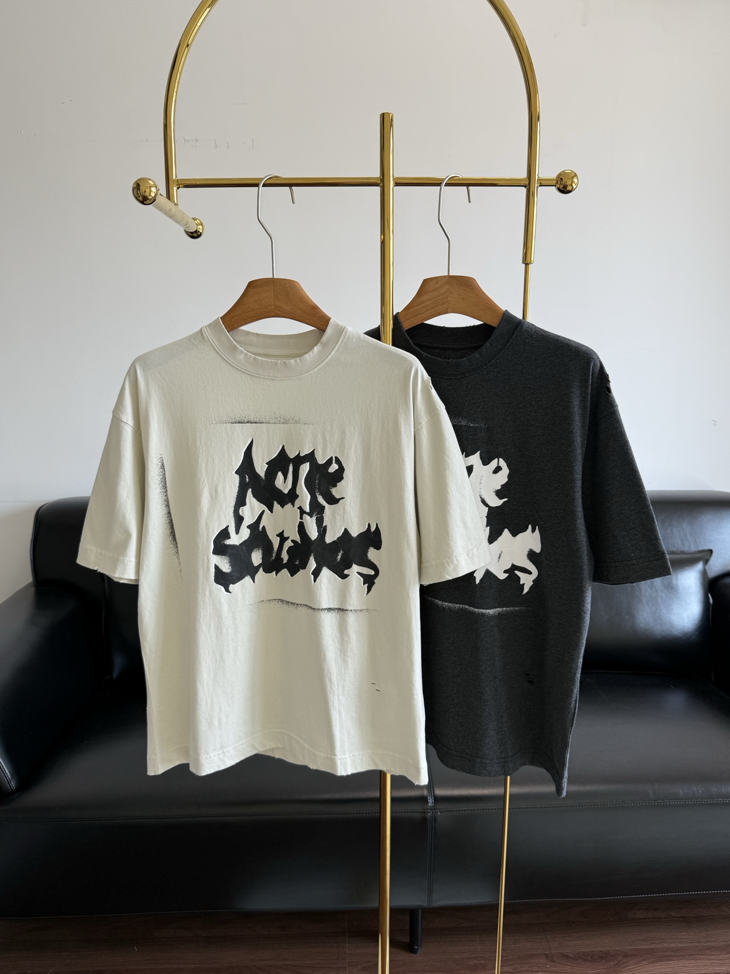 NO:876319,——Acne has the same style of distressed flame-printed short-sleeved retro American lazy top with retro spray-painted graffiti logo. It has a loose-fitting design with dropped shoulders and soft washed cotton, giving it a full street feel. The loose-fitting dropped-shoulder version can be worn alone or layered, making it easy to create a lazy and casual style. Pure cotton fabric!  Washed and distressed, the retro atmosphere is full. Pair it with jeans or casual pants in spring and summer to easily get a simple and fashionable look! It will turn heads immediately. In summer, you can really wear this set with your eyes closed. The texture and comfort are online at the same time!  Size sml apricot gray,acne studios,jeans,T-shirt,19860909——Acne 同款做旧火焰印花短袖 复古美式懒人上衣 复古喷漆涂鸦logo,落肩宽松版型软乎乎水洗棉,街头感满满.宽松落肩版型,单穿或叠穿都很OK,轻松打造慵懒随性风. 纯棉面料！水洗做旧工艺,复古氛围拉满,春夏季节搭配牛仔裤或休闲裤,轻松get简约时尚look! ,回头率直接拉满.夏天真的可以闭眼入这套,质感和舒适度同时在线！ 码数sml 杏色 灰色,,acne studios,jeans,T-shirt,,Women's clothing