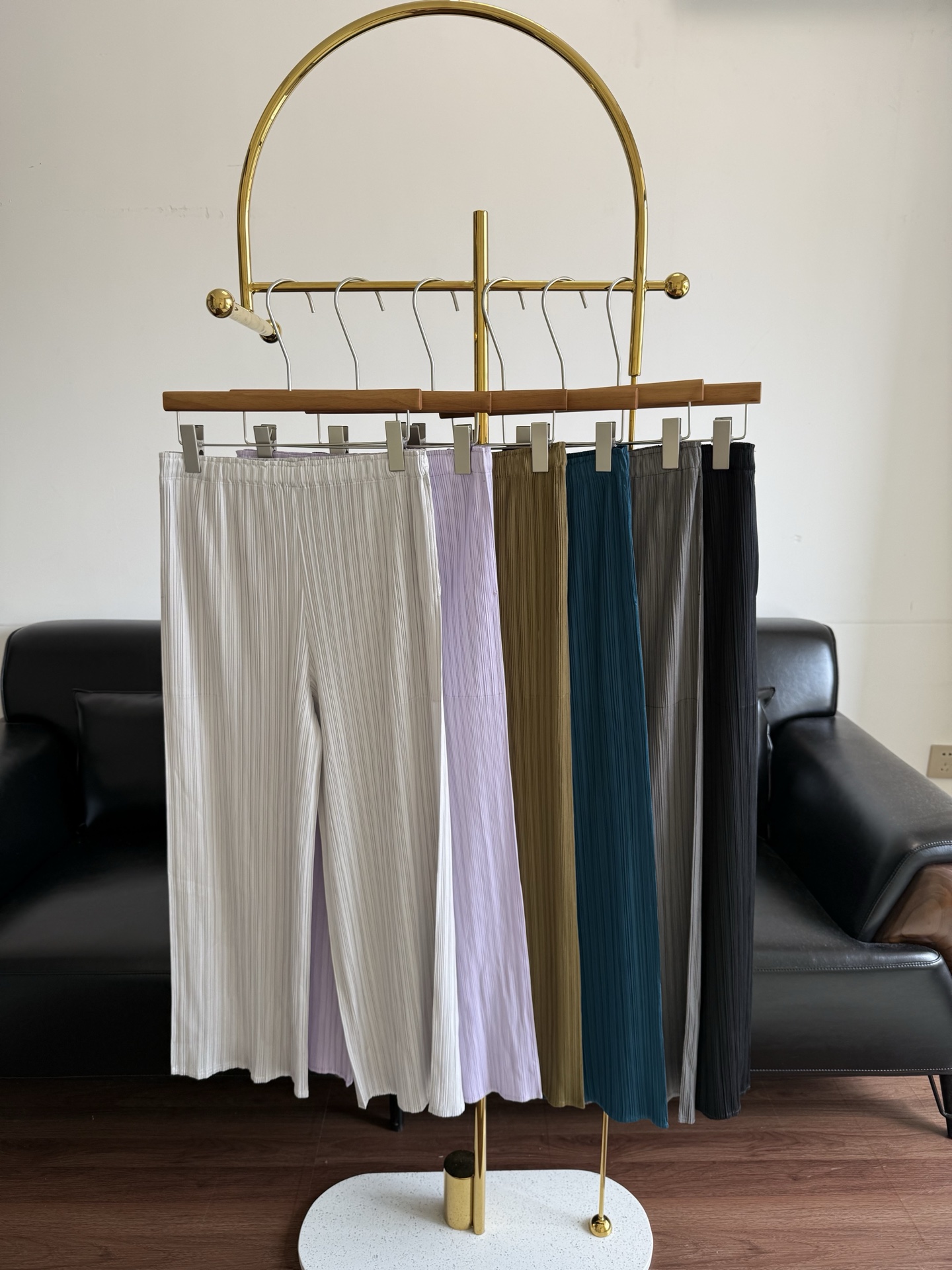 NO:876263,——pleast please Issey Miyake straight-leg wide-leg pants. Pleated pants are very popular every year. How come there is no shortage of beautiful Miyake style pleated pants in summer!  !  A good companion for every summer!  !  It's so comfortable that I don't want to take it off!  !  These are really must-wear pants for spring and summer. You can’t have too many pairs!  !  These pants have straight legs and small wide legs. The most classic version is very easy to wear every day!  This version is really good-looking on the upper body and is very versatile and slimming!  As long as you have worn the Miyake style, you will know how easy it is to wear!  And it’s a model made for summer!  One size fits all Yellow Purple Blue Light Gray Dark Gray Black,,isseymiyake,19860909——pleast please 三宅一生直筒阔腿裤 年年都特别火的褶皱 夏天怎么少的了好看的三宅风褶皱裤！！ 每年夏天的搭配好伙伴！！舒服到穿了不想脱！！真的是春夏必穿的神裤人手两条都不嫌多！！这个裤子直筒小阔腿,最经典的版型特别好穿日常！ 这版型上身是真的好看 特别百搭显瘦！ 只要你穿过三宅系 你就知道她有多好穿！ 而且是为夏日而生的款哦！ 码数均码 黄色 紫色 蓝色 浅灰色 深灰色 黑色,,isseymiyake,,Women's clothing