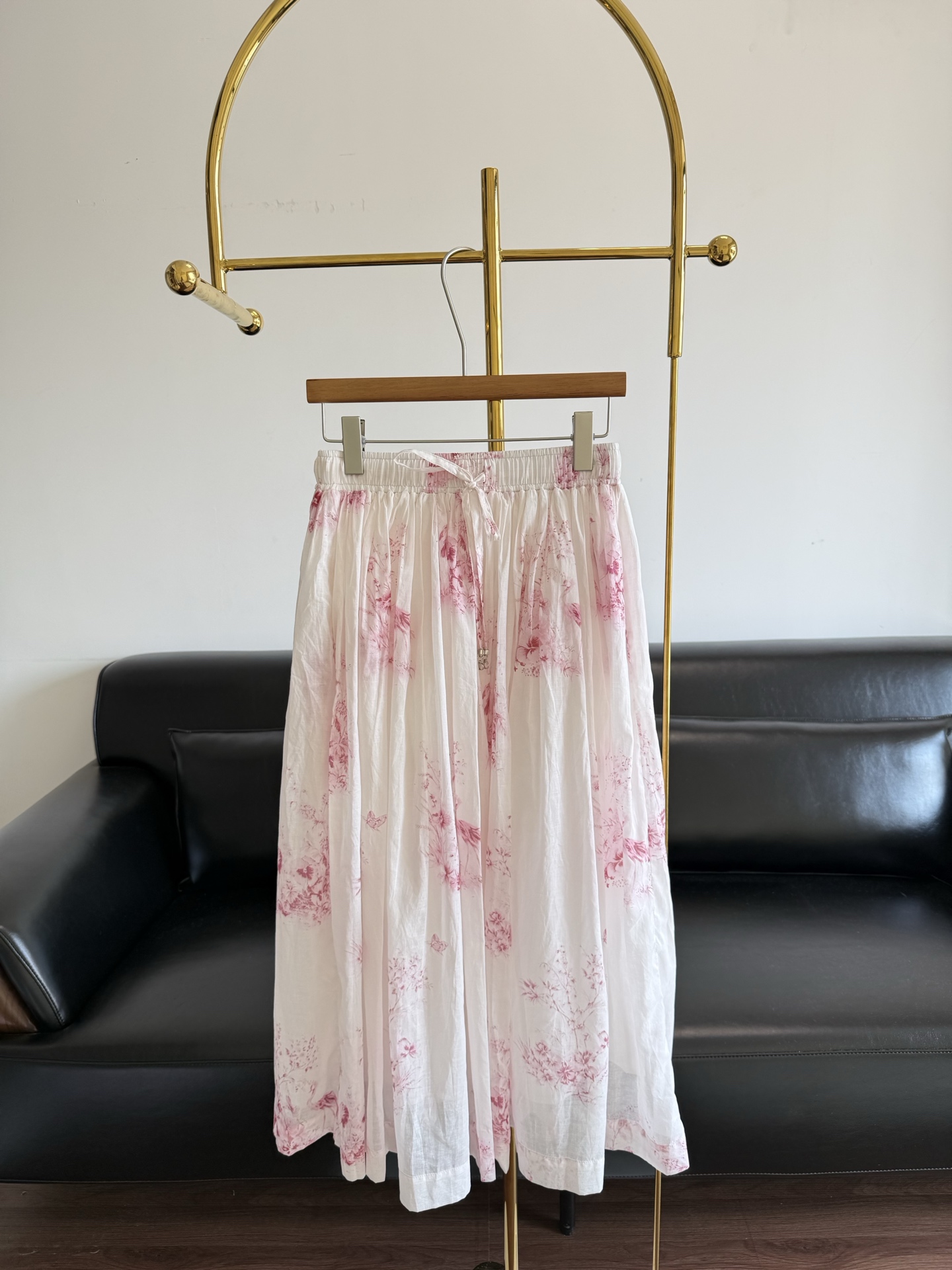 NO:877367,——Dior's same-style printed elastic waist skirt. Lazy and refined. High-end and effortless. French lazy temperament ~ it has a blockbuster texture when you take a photo. Elegance is a long-lasting confidence. It is made of cotton fabric!  The large skirt has a sense of elegance, and the elastic waist does not emphasize your figure. It is gentle enough when paired with a white T. It is a spring and summer dress that carries wind when you walk. A simple outfit gives it a French lazy feel. It is very suitable for daily commuting, dating, shopping, and afternoon tea. It does not matter your body shape or skin color, and the yellow leather upper body is also gentle and white. Size s-xl, dior, skirts,19860909——Dior 同款印花松紧腰半裙 慵懒又精致 高级不费力 法式慵懒气质～随手一拍都是大片质感 优雅是长久的底气 采用棉面料！大摆裙摆自带飘逸感,松紧腰不挑身材,配白T就足够温柔,走路都带风的春夏神裙 简简单单一套就很有法式慵懒感 日常通勤、约会逛街、下午茶穿都超合适 不挑身材不挑肤色,黄皮上身也温柔显白 码数s-xl,,dior,skirts,,Women's clothing