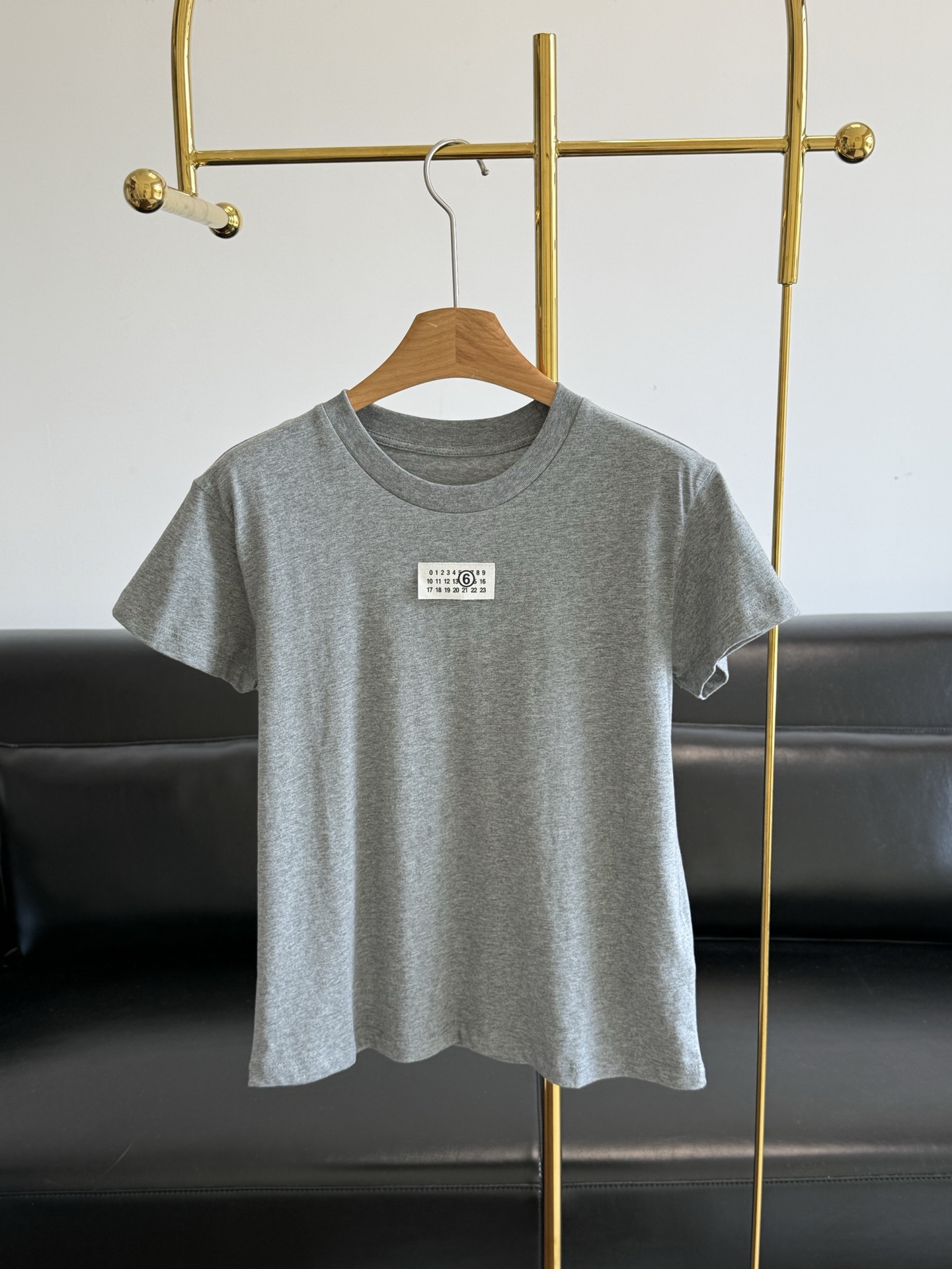NO:877397,——MM6 women's simple LOGO cotton round neck short-sleeved T-shirt, new style for early summer!  Love this short sleeve T-shirt!  !  A t-shirt that is practical to wear all year round~ MM6 directly understands the 'low-key and high-end sense'!  The fabric is soft and waxy!  The fabric is skin-friendly and soft, and there is no pressure at all when worn next to the skin. It is also very breathable and will not be stuffy at all!  It’s not that big and exaggerated logo, but you can get its recognition at a glance. Those who are detail-oriented will really love it!  While the logo is highly recognizable, it also has a sense of design. Size sml, masion margiela, T-shirt, tees, t-shirt,19860909——MM6女士简约LOGO棉质圆领短袖T恤 早夏新款！ 爱了这款短袖T恤！！ 一年四季都挺实穿的一款t恤~ MM6直接把“低调高级感”玩明白了！ 面料软糯！面料亲肤柔软,贴身穿完全没压力,透气性也超棒,完全不会闷！ 不是那种浮夸的大logo,却又一眼就能get到它的辨识度,细节控真的会爱！在Logo辨识度拉满的同时,也不缺乏设计感. 码数sml,,masion margiela,T-shirt,tees，t-shirt,,Women's clothing