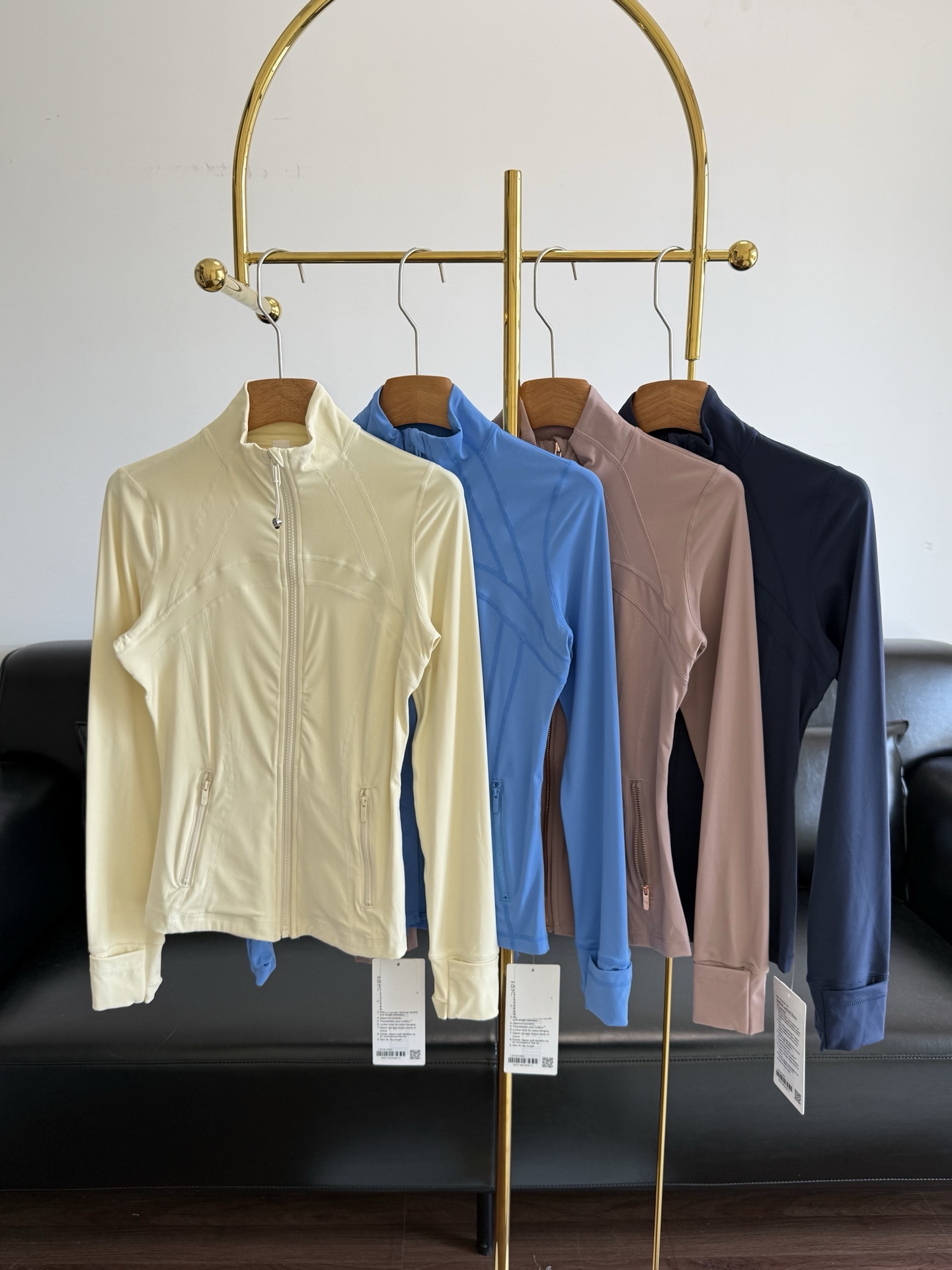 NO:877409,——lululemon define Slim fit jacket Looking for a jacket that can withstand various sports scenes?  This sports top from lululemon must be locked in. The fabric is light and elastic. It is completely unrestricted when stretching, running and jumping. It is super comfortable to stretch when doing yoga, and it can keep up with the rhythm of the body when running ~ The stand-up collar design is neat and good-looking. Whether it is immersive fitness, it is fashionable and comfortable. Sports girls close their eyes and fall in love when wearing it~ Size 4 6 8 Yellow Pink Hawaiian Blue Dark Blue, jackets & coats,19860909——lululemon define 修身外套 想找一件能扛住各种运动场景的外套？ lululemon 这件运动上衣必须锁死  面料轻盈又有弹力,拉伸、跑跳完全没束缚,做瑜伽时舒展超自在,跑步也能跟上身体节奏～ 立领设计利落又好看, 不管是沉浸式健身,有它在,时髦和舒适直接拉满 运动女孩闭眼入,穿上就爱上~ 码数4 6 8 黄色 粉色 夏威夷蓝 深蓝,,jackets & coats,,Women's clothing