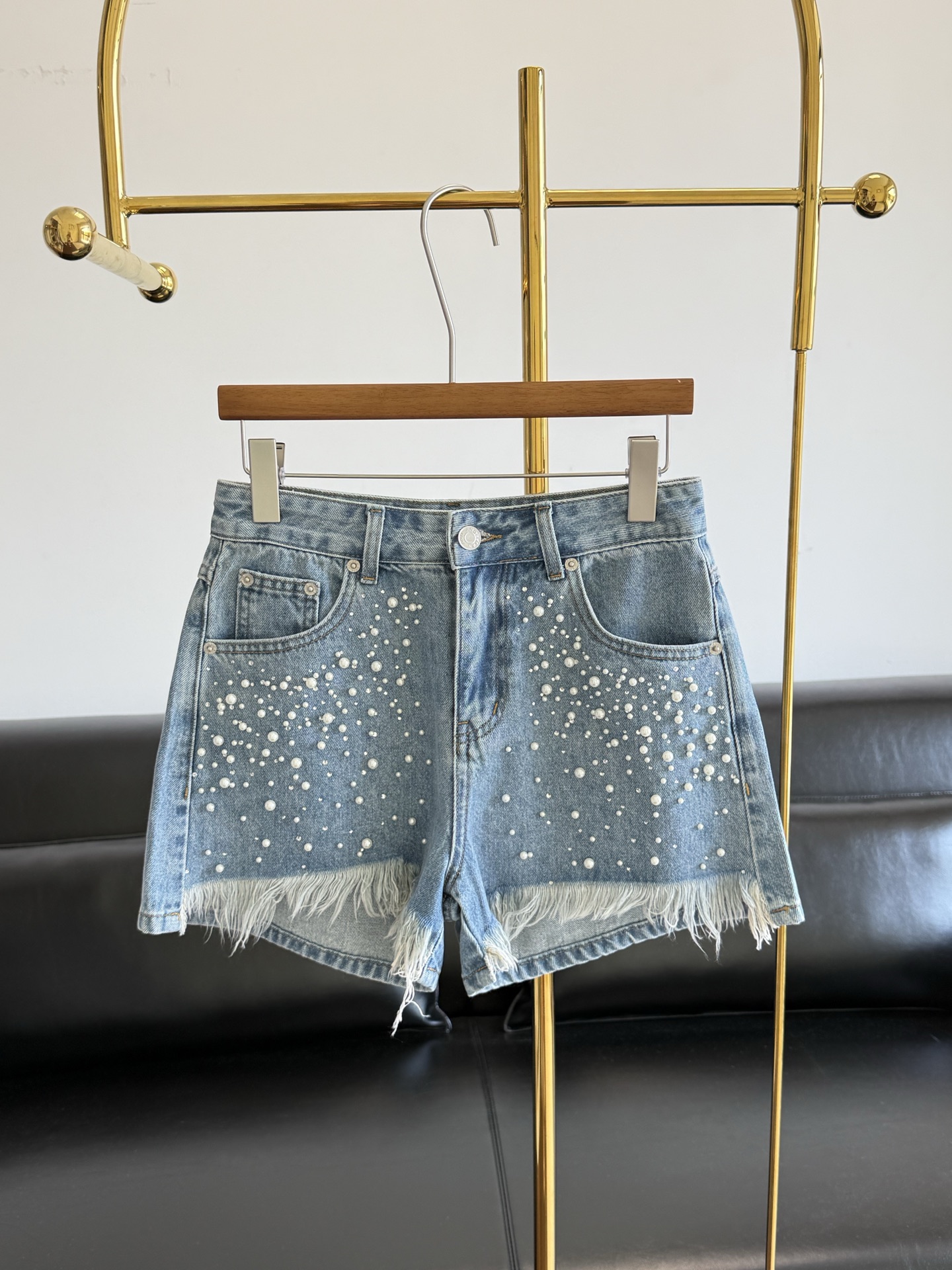 NO:877351,——Ann Pearl denim shorts!  High-waisted design with pearl tassels, perfect for fashion!  The details of raw edges and holes are very personalized. It is made of classic light blue washed denim fabric. It has a soft texture with distressed white and has a retro and refreshing summer atmosphere. The denim fabric is stiff and stylish and not easy to collapse and deform. The high-waist design can raise the waistline and optimize the body proportions. The trousers are loose and not close to the legs, and are very tolerant of thigh flesh. Covered with white pearls of various sizes + hot diamond process. Large and small pearls are scattered and scattered, like scattered starlight.  Exquisite and gentle, with a girlish and luxurious atmosphere, pearls have a luster under the sun. Paired with a short top or vest, you can easily get hot girl style or casual style. It is suitable for daily outings, vacations, and parties. It is practical and eye-catching!  Code numberSML,,shorts,19860909——Ann 珍珠牛仔短裤！ 高腰设计珍珠流苏,时髦感满分！毛边破洞细节超有个性, 选用经典浅蓝色水洗牛仔面料 做旧磨白质感柔和 自带复古清爽的夏日氛围 牛仔布料挺括有型 不容易软塌变形 高腰设计能拉高腰线、优化身材比例 裤管宽松不贴腿 对大腿肉肉包容度很高 铺满大小错落的白色珍珠+烫钻工艺 大小珍珠疏密错落分布,像散落的星光 精致温柔自带少女轻奢氛围感阳光下珍珠自带光泽感 搭配短上衣或背心,轻松get辣妹风or休闲风,日常出街、度假、聚会都很适合,实用又吸睛！ 码数SML,,shorts,,Women's clothing