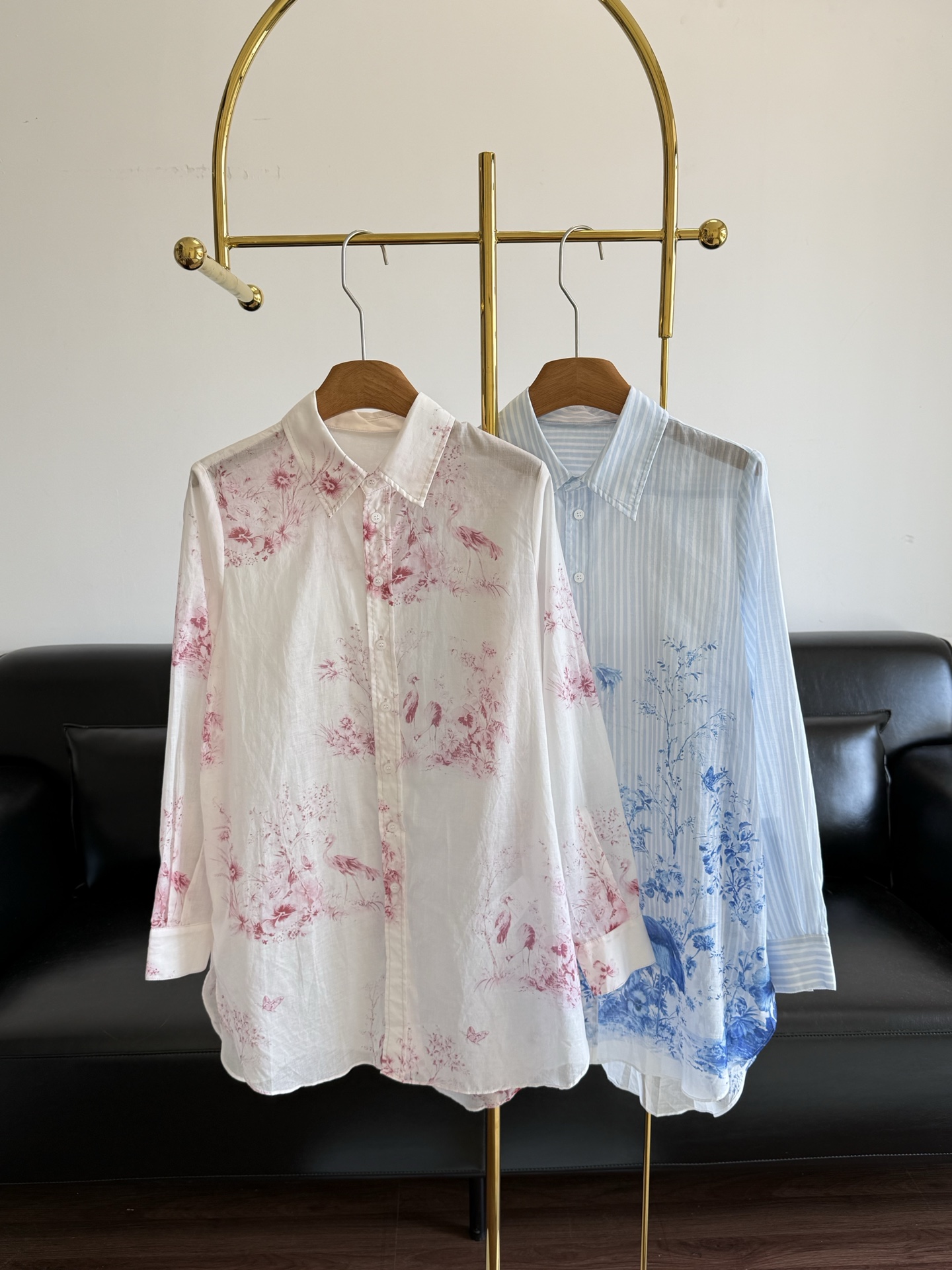 NO:877354,——Dior's new 2026 spring and summer new printed long shirt is breathtakingly beautiful and is definitely an indispensable fashion item in your wardrobe!  cotton!  It is light, breathable and not stuffy, with a lapel + long sleeve design. The hem design is short at the front and long at the back. It is casual, refreshing and slimming. It can be worn as a sun protection garment or directly as a skirt. It is gentle and recognizable. The loose version is friendly to all body types. It is suitable for commuting, traveling and daily wear. It is indeed Dior!  Size s-xl pink blue,,dior,skirts,shirts,19860909——Dior同款2026春夏新款 印花长款衬衫 美到让人窒息,绝对是你衣橱里不可或缺的时尚单品！ 棉！轻薄透气不闷热, 搭配翻领+长袖设计,前短后长的下摆设计随性 清爽又显瘦,既能当防晒衣也能直接当裙子穿,温柔又有辨识度,宽松版型对所有身材都友好,通勤、出游、日常穿都合适 不愧是Dior！ 码数s-xl 粉色 蓝色,,dior,skirts,shirts,,Women's clothing