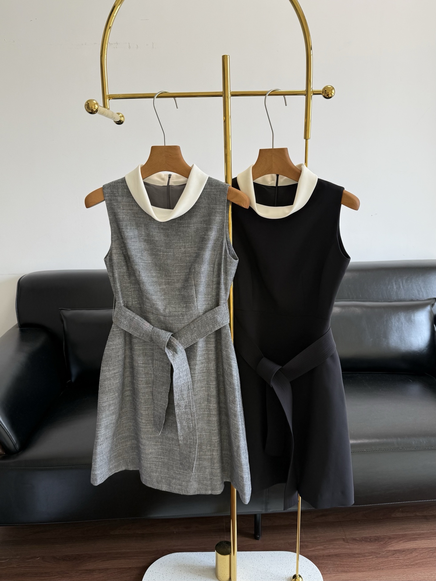 NO:877935,——CURIEL Contrasting color vest and belt dress. Hepburn's dress is worn by female stars. It is simply the gentle daughter herself. She has the perfect feeling of a delicate daughter. Sweet and salty, age-reducing girlish style. Cotton!  The texture of the fabric is great and it is very practical and can be worn for daily commuting!  The white contrasting lapel instantly brightens up the overall look!  The bow at the waist just pinches out the waistline, and the A-line skirt perfectly modifies the waist-to-hip ratio, and the upper body is not weighed down at all! Size 36 38 40 Gray Black,,skirts,19860909——CURIEL 撞色背心腰带连衣裙 女明星都在穿的赫本裙,简直是温柔千金本人 妥妥的娇俏千金感 可甜可盐减龄少女风 棉！面料质感超赞 实穿度非常高日常通勤皆可！白色撞色翻领瞬间提亮整体造型！腰部的蝴蝶结刚好掐出腰线,A字裙把腰臀比修饰得绝了,上身完全不压个子! 码数36 38 40 灰色 黑色,,skirts,,Women's clothing