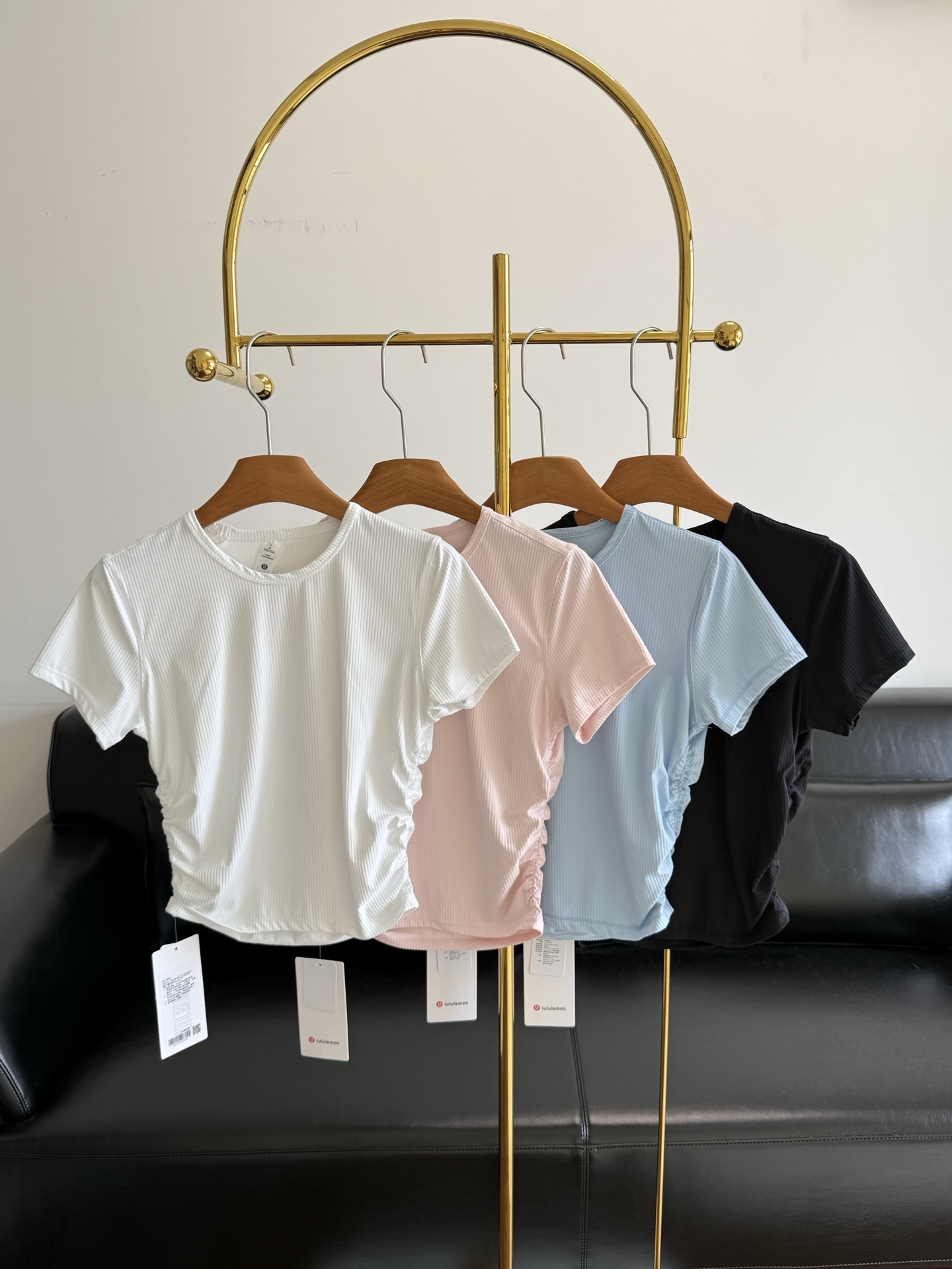 NO:877926,——Lulu smocked waist slim-fitting short T-shirt. A short-sleeved piece for fitness + daily wear. You don’t need to change clothes after exercise and go shopping directly. The side drawstrings can switch styles with one click. Stock up on basic colors as you like. Elastic fiber fabric, soft, comfortable and cool!  High elasticity on all sides, you can pull it at will without any tight feeling!  The pit texture is also slimmer!  The pitted texture has a slimming buff upper body that visually narrows the waist and abdomen lines. The quick-drying material is suitable for yoga, running and climbing. It can handle all kinds of outdoor sports. Size 4 6 8 white pink blue black, T-shirt, tees, t-shirt,19860909——Lulu抽褶收腰修身短款T恤 一件短袖打通健身 + 日常穿搭 运动结束不用换衣直接出门逛街 侧边抽绳一键切换版型 基础色系随心囤 弹性纤维面料,柔软舒适又清凉！四面拉伸高弹力,随意拉拽没有任何紧绷束缚感！坑条纹理也比较显瘦！坑条肌理自带显瘦 buff 上身视觉收窄腰腹线条 速干材质适配瑜伽跑步爬山 各类户外运动全都能驾驭. 码数4 6 8 白色 粉色 蓝色 黑色,,T-shirt,tees，t-shirt,,Women's clothing