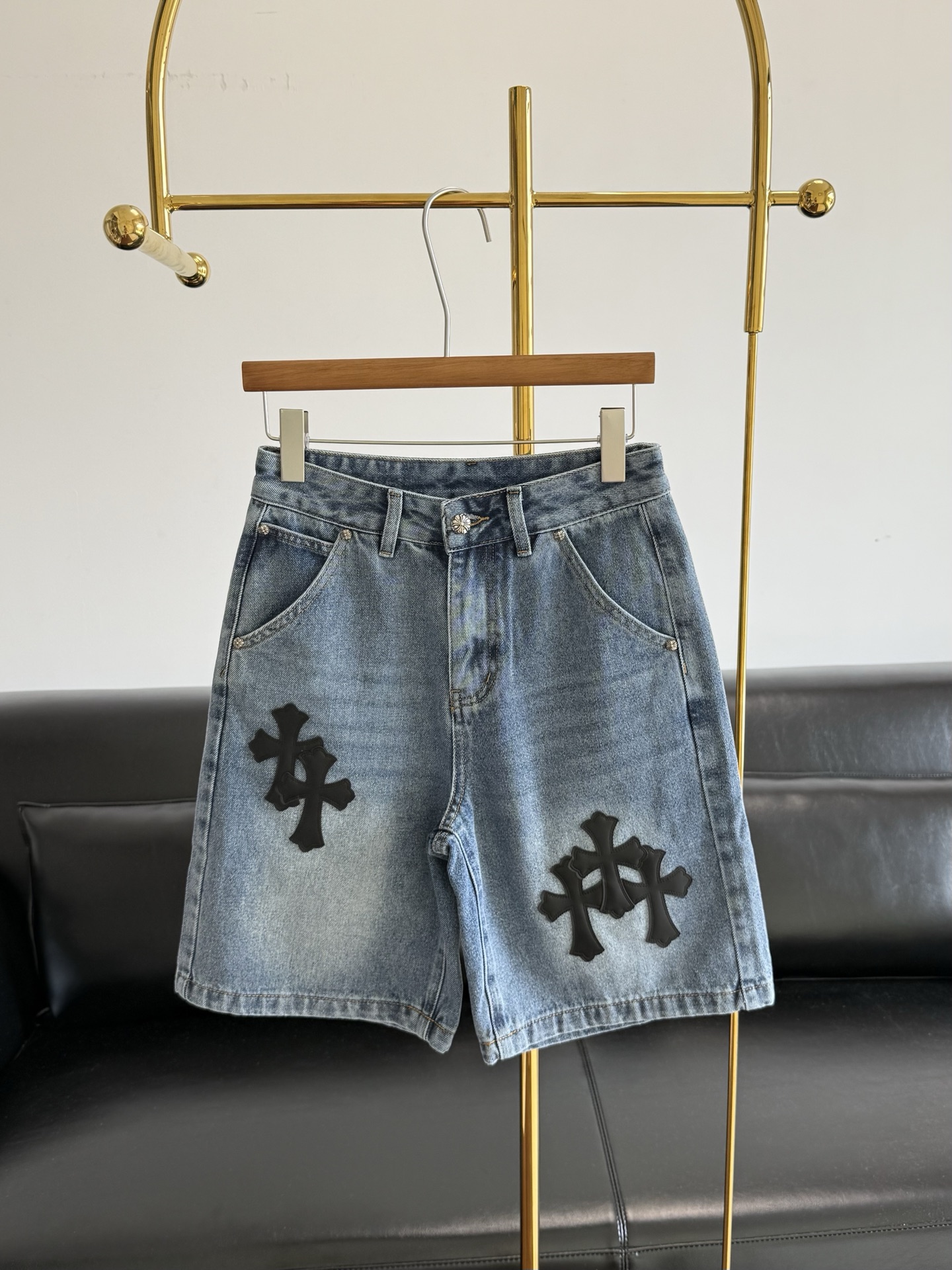 NO:877923,——Cro Xin’s same style cross-heavy embroidered trousers, classic high-waisted denim waistband, metal carved buttons + zip fly, loose straight leg trousers design!  Washed and distressed light blue denim fabric with natural white texture and cross patch label!  ~Heavy embroidery. The washed denim fabric is crisp and stylish. The cross patch is really recognizable. The wide-leg version is too friendly for those with unfriendly legs. It is very friendly to pear-shaped figures; it can be worn with daily wear to create a relaxed hot girl style. Code number sml,, chrome hearts,19860909——克罗心同款十字架重工刺绣五分裤 经典高腰牛仔腰头 金属雕花纽扣 + 拉链门襟 裤管宽松直筒五分裤设计！ 水洗做旧浅蓝色牛仔面料 自带自然磨白纹理 十字架贴布标！~重工刺绣 水洗牛仔布料偏挺括有型 十字贴布真的太有辨识度了 阔腿版型对腿型不友好的宝太友好了 对梨形身材非常友好；日常搭配打造松弛辣妹风 码数sml,,chrome hearts,,Women's clothing