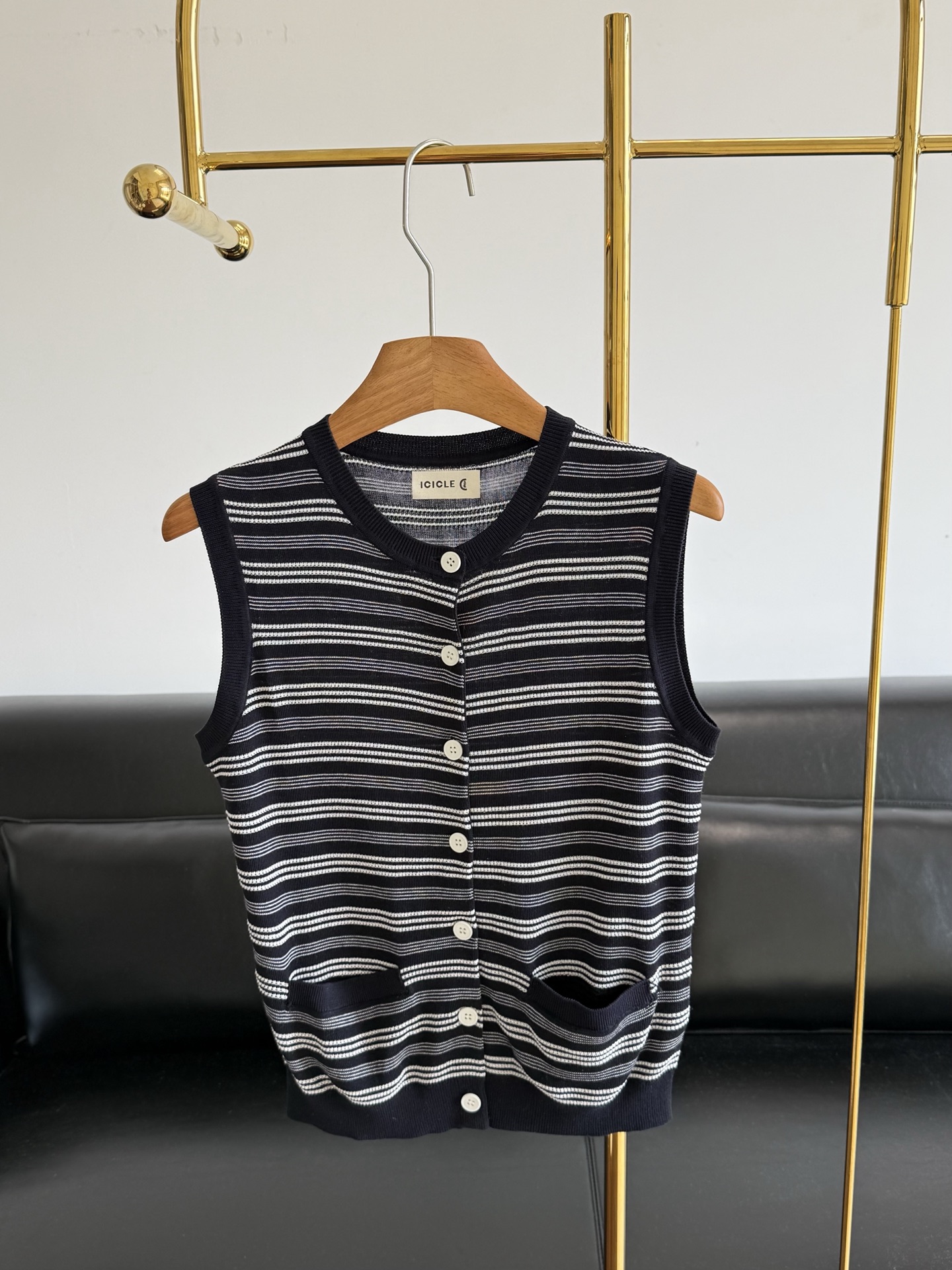 NO:877931,——ICICLE Xiaohe striped sleeveless cardigan. The sea soul stripes on the navy blue bottom have a restrained and relaxed French style. The texture is woven with Tencel yarn and the cool drape is easy to understand. It is the most appropriate breathing feeling in spring and summer. A few single-breasted buttons can be unbuttoned at will, and the neckline naturally forms a small round neck to modify the neck line.  In spring and autumn, you need such a versatile item in your wardrobe. Whether it is paired with jeans or a skirt, it can be easily integrated into it, creating a casual and comfortable daily atmosphere. It is exquisite and unobtrusive, and has a leisurely style. It is the universal vest in the wardrobe that is suitable for commuting and daily life. Size s-xl,,skirts,jeans,19860909——ICICLE 小禾条纹无袖开衫 藏青底的海魂条纹,自带克制而松弛的法式风骨.采用天丝纱线织就的肌理,触之便懂的凉滑垂坠,是春夏里最妥帖的呼吸感. 单排扣可以随意解开几颗,领口自然形成一个小圆领,修饰脖颈线条. 春秋季节的衣橱里,就需要这样一件百搭的单品,无论是搭配牛仔裤还是半身裙,都能轻松融入,营造出种随性又舒适的日常氛围,精致不张扬,悠然藏风骨,是衣橱里那件适配通勤与日常的万能马夹. 码数s-xl,,skirts,jeans,,Women's clothing
