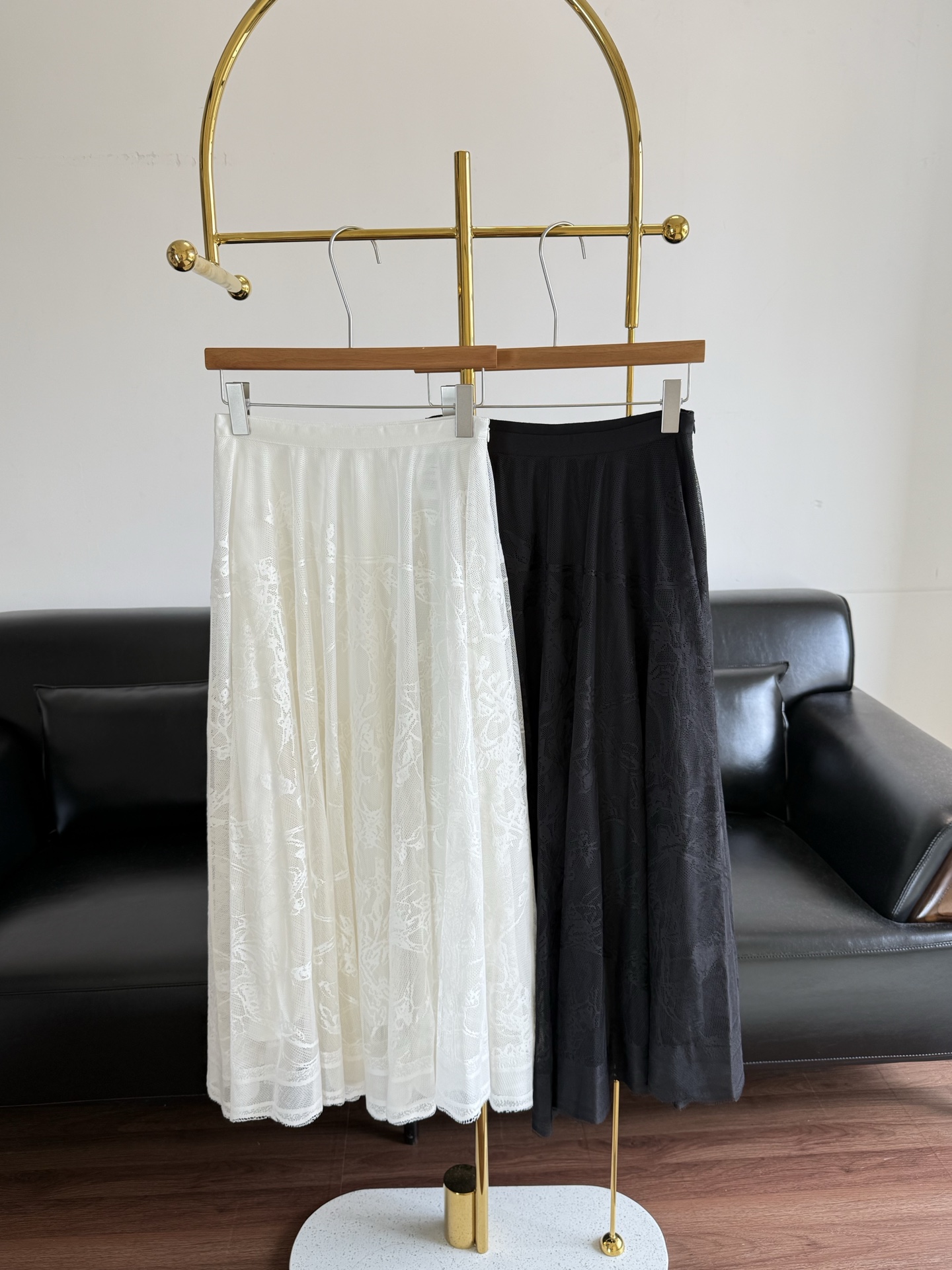 NO:877925,——Dior's same style lace gauze skirt, high-end! It is simply my summer skirt, clean and fresh, it seems to have all the beautiful looks and the air feels softened! Pear-shaped lower body! Thick legs or something! Skirts of this length must be the most flattering to your figure! 100 cotton! Custom-spun fabrics, imported ultra-fine yarns! Lace is not the cheap lace out there! Spun through a special process, it presents a unique fine concave and convex texture effect. It is light and high-end. It is light, breathable and comfortable. It can maintain a refreshing and high-looking state even in the summer. Size 36 38 40 White Black, dior, skirts,19860909——Dior 同款蕾丝纱裙 高级！简直是我的夏日半裙,干净、清新 好似有 所有美好的样子 空气感觉都能被柔化！ 下半身梨形身材！腿粗 什么的！这种长度的半裙一定是 最最修饰身材的！ 100棉！定纺面料,进口超细腻的纱线！蕾丝不是外面廉价的花边！ 通过特种工艺纺制 呈现出獨有的细致凹凸肌理效果 轻盈 高级 轻薄透气,舒适 盛夏日也能保持清爽的高颜状态 码数36 38 40 白色 黑色,,dior,skirts,,Women's clothing