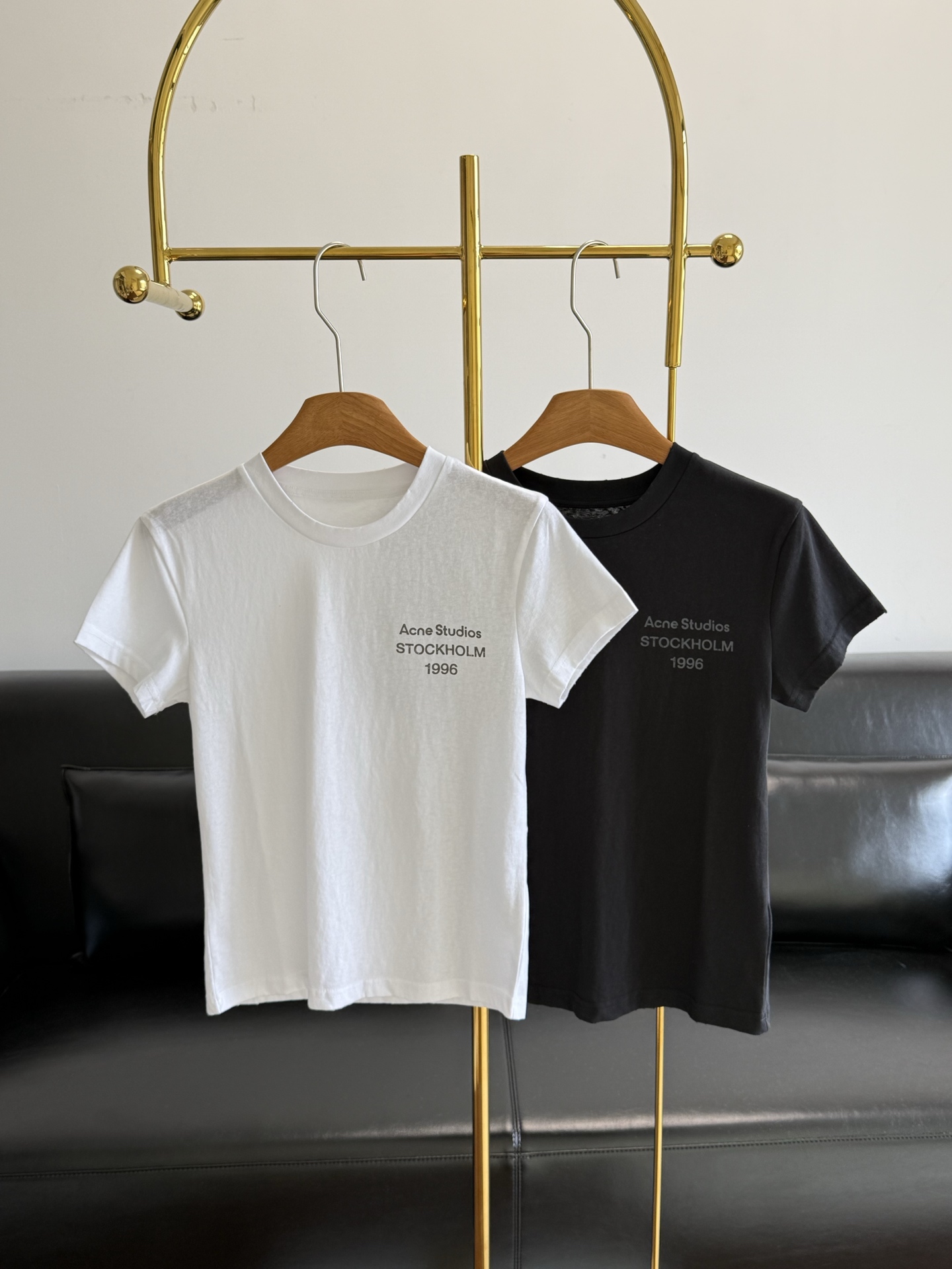 NO:878806,——Acne Studios Unisex 1996 logo distressed round neck short-sleeved T-shirt top Nordic trend pioneer Acne classic evergreen series, new basic three-dimensional embroidered logo short-sleeved T-shirt, simple and versatile solid color, slim fit version ~ Cotton!  The fabric is light and comfortable!  Very suitable for summer!  The chest print is so low-key and fashionable, the upper body is comfortable and stylish, there is no outdated basic style, and it can be easily matched with any combination!  Size sml white gray,acne studios,dior,T-shirt,tees,t-shirt,19860909——Acne Studios男女同款 1996徽标做旧圆领短袖T恤上衣 北欧潮流先锋Acne经典常青系列,新款基础立体绣花logo短袖T恤,简约百搭的纯色,修身合体的版型～ 棉！面料轻薄舒适！很适合夏天！胸前印花如此低调的时髦,上身舒适有型,不存在过时的基础款,任意搭配都可以轻松驾驭！ 码数sml 白色 灰色,,acne studios,dior,T-shirt,tees，t-shirt,,Women's clothing