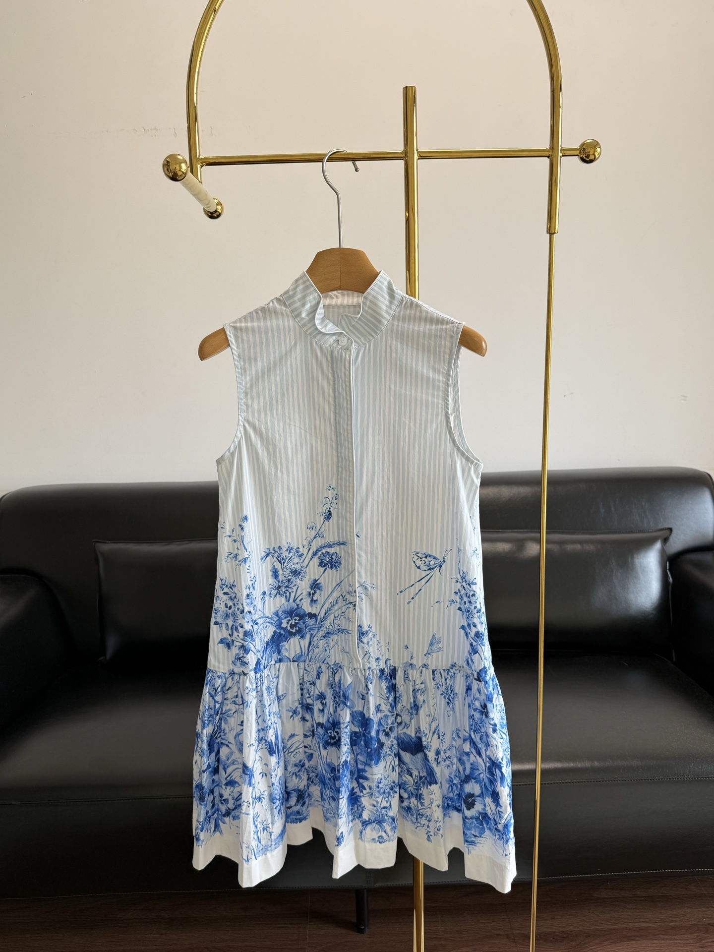 NO:878811,—— Dior’s 26th new blue floral print sleeveless dress. This time it is a blue floral striped print sleeveless dress, which is simply synonymous with French elegance!  The imported cotton material is made with fine workmanship down to every stitch, giving it a full sense of quality!  Whether you are attending a party or going out daily, you can be the center of attention!  The design of the skirt is so ingenious!  The pleated small collar is playful yet sophisticated; the straight ruffled skirt and blue floral stripe print are fresh and retro, perfect for spring and summer!  Moreover, the sleeveless design shows the femininity and strength of women, making people fall in love at first sight!  Size S-XL,,dior,skirts,19860909—— Dior同款26新品蓝色花卉印花无袖连衣裙 这次是一条蓝色花卉条纹印花无袖裙,简直是法式优雅的代名词！ 进口棉料做工精细到每一个针脚,品质感满满！无论是参加聚会还是日常出街,都能让你成为焦点！ 裙子的设计太有巧思了！翻褶小衬领,俏皮又不失精致；直筒荷叶边裙摆,蓝色花卉条纹印花,清新又复古,超级适合春夏季节！而且,无袖设计更是展现了女性的柔美与力量,让人一眼就爱上！ 码数S-XL,,dior,skirts,,Women's clothing