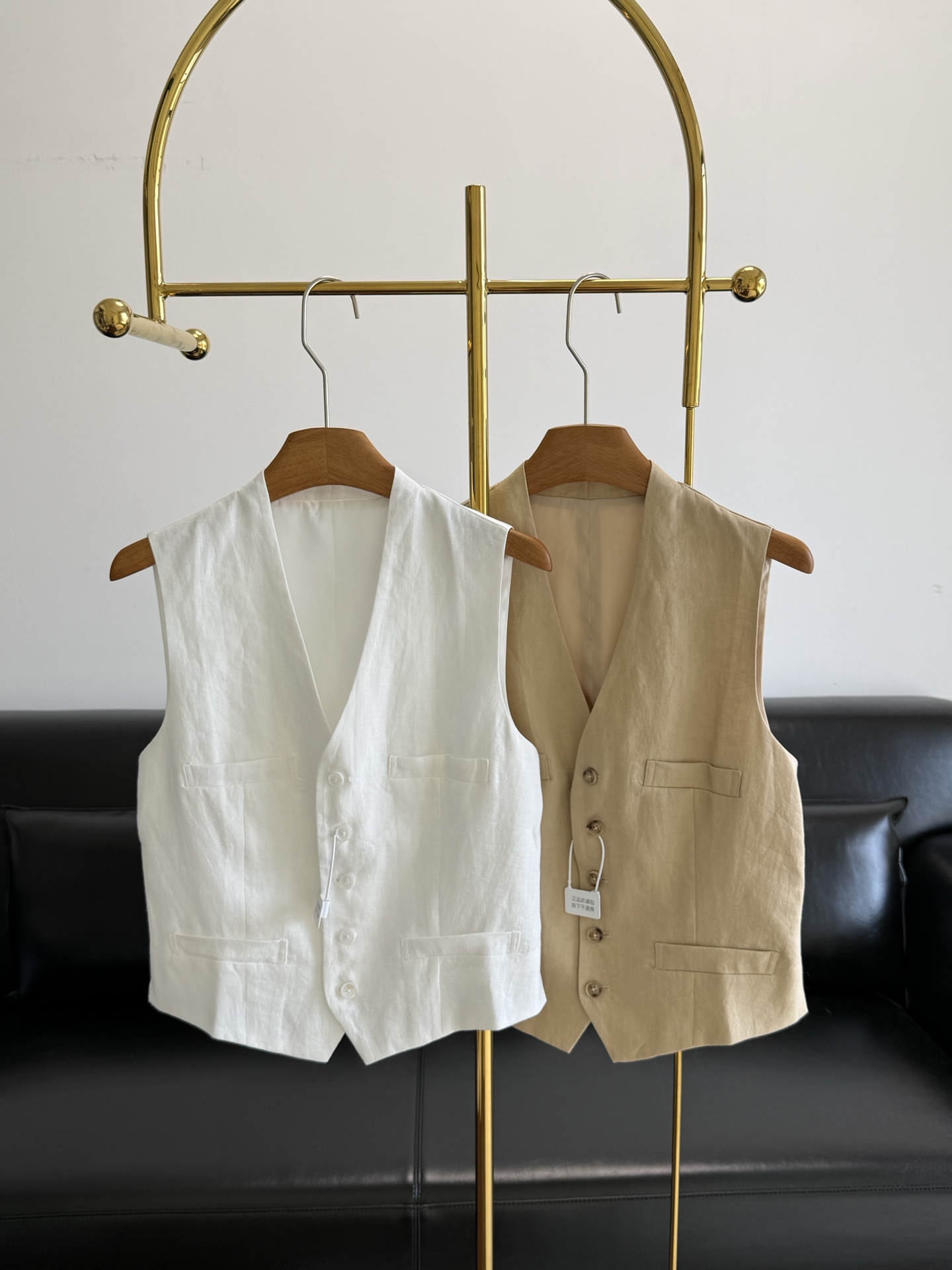 NO:878791,——Ralph Lauren's same style linen vest. It is light and straight. You can tell by the texture of the fabric that it has an extraordinary temperament. I love this chic and neat vest. The key is not to wear it too rigidly. The minimalist design emphasizes neatness and handsomeness. The soft and light fabric combines elegance and decentness, and the size is easy to control. The linen material has its own breathability, and the laziness reveals the relaxation of 'I am expensive but not expensive'  The finishing touch of the old money style outfit can be to choose a simple pearl necklace to add a touch of elegance; or wear an exquisite watch to show a low-key sense of luxury. Size: sml khaki white, necklace,19860909——拉夫劳伦同款 亚麻马甲 轻盈又板正的一件,看面料质感,就是知道气质不凡 太爱这种潇洒利落之美的马甲,关键的就是不会穿得太刻板 极简设计,强调的就是利落帅气 柔软而轻盈的面料又兼顾了优雅与体面,尺度很好把控的刚好 亚麻材质自带呼吸感,慵懒中透着 “我很贵但不贵气” 的松弛感 老钱风穿搭的点睛之笔 可以选择简约的珍珠项链,增添一丝温婉气质；或者戴上一块精致的腕表,展现低调的奢华感 码数sml 卡其 白色,,necklace,,Women's clothing