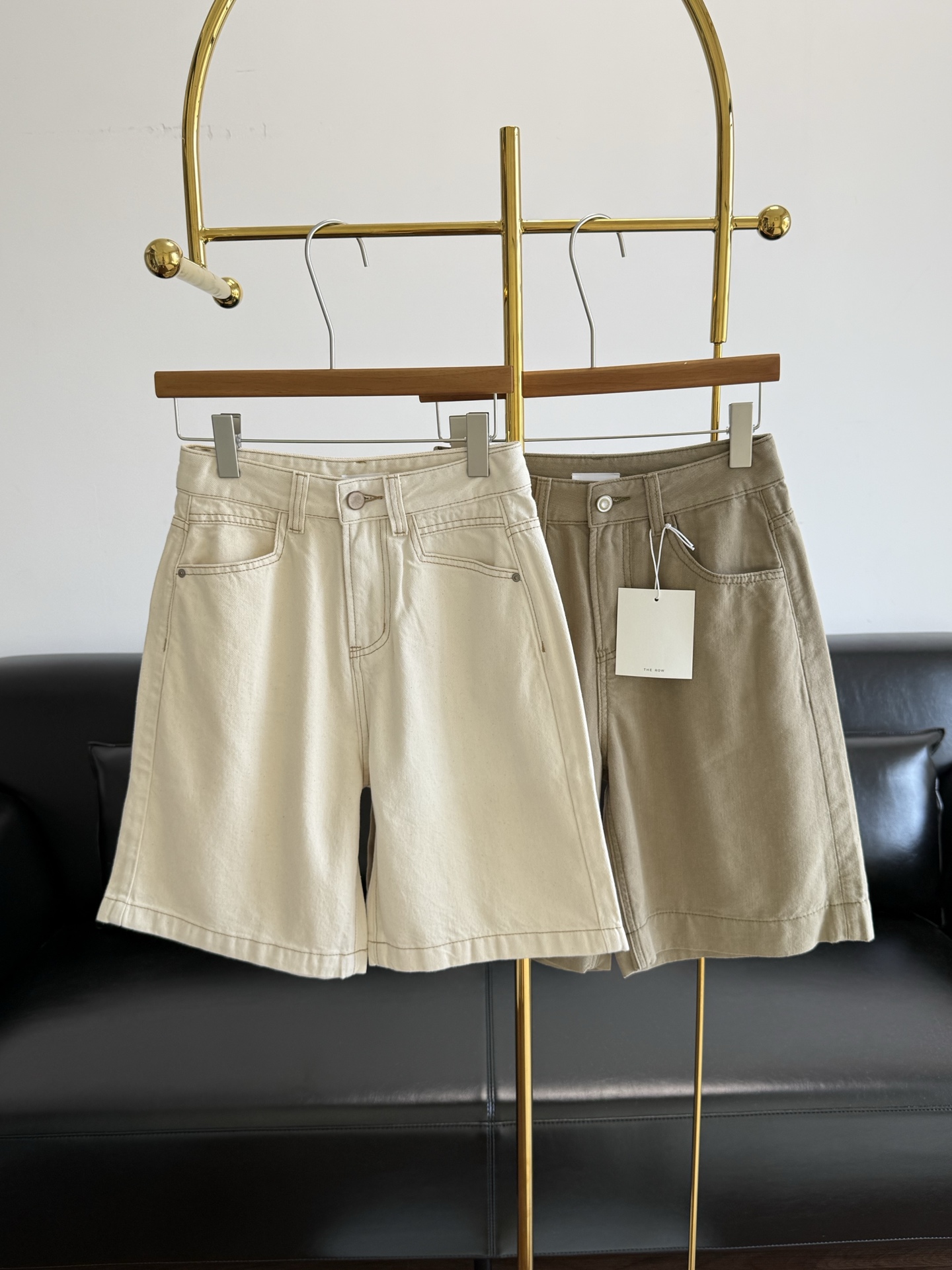 NO:878802,——The row linen Tencel shorts, cotton 48.2, ten lyocell 45.1, ten linen 6.7 is a golden blend of Tencel + linen. Tencel gives it a silky drape, while linen keeps its natural texture. In summer, you are most afraid of the sultry heat, right?  When you put these pants on, it's like installing a small air conditioner for your legs. They are breathable and cool, and every pore is breathing. They are not the kind of soft cheap goods, they have a sense of muscles and bones, and the drape is particularly good. When you walk, the trouser legs sway slightly, and the effortless laziness is the most popular old money style this year.  High-waisted and straight. We usually sit for a long time and cross our legs, and we are most afraid of being pinched in the belly and crotch. These pants have a high waist line to create proportions, and the straight legs secretly hide the fake crotch width and thick legs. You can also wear it without makeup to create a sense of atmosphere. You don’t need to carefully match it. When you stand there, you will look like a relaxed heroine. This effortless high-end size is s-xxl, creamy apricot, gray green, shorts, gold,19860909——The row亚麻天丝短裤 棉48.2 十莱赛尔45.1 十亚麻6.7是天丝+亚麻的黄金混纺.天丝给了它丝滑的垂感,亚麻守住了天然的肌理.夏天最怕闷热对不对？这条裤子穿上身,就像给双腿装了小空调,透气又凉感,每一个毛孔都在呼吸. 它不是那种软塌塌的便宜货,自带筋骨感,垂坠度特别好.走路的时候,裤腿轻轻晃动,那种毫不费力的慵懒感,就是今年最火的老钱风. 高腰直筒.咱们平时久坐、翘二郎腿,最怕勒肚子、卡裆.这条裤子,高腰线掐出比例,直筒裤腿悄悄藏住假胯宽和小粗腿. 素颜也能穿出氛围感,不用精心搭配,往那一站,就是松弛感大女主的样子.这种不费力的高级 码数s-xxl 奶杏色 灰绿,,shorts,gold,,Women's clothing