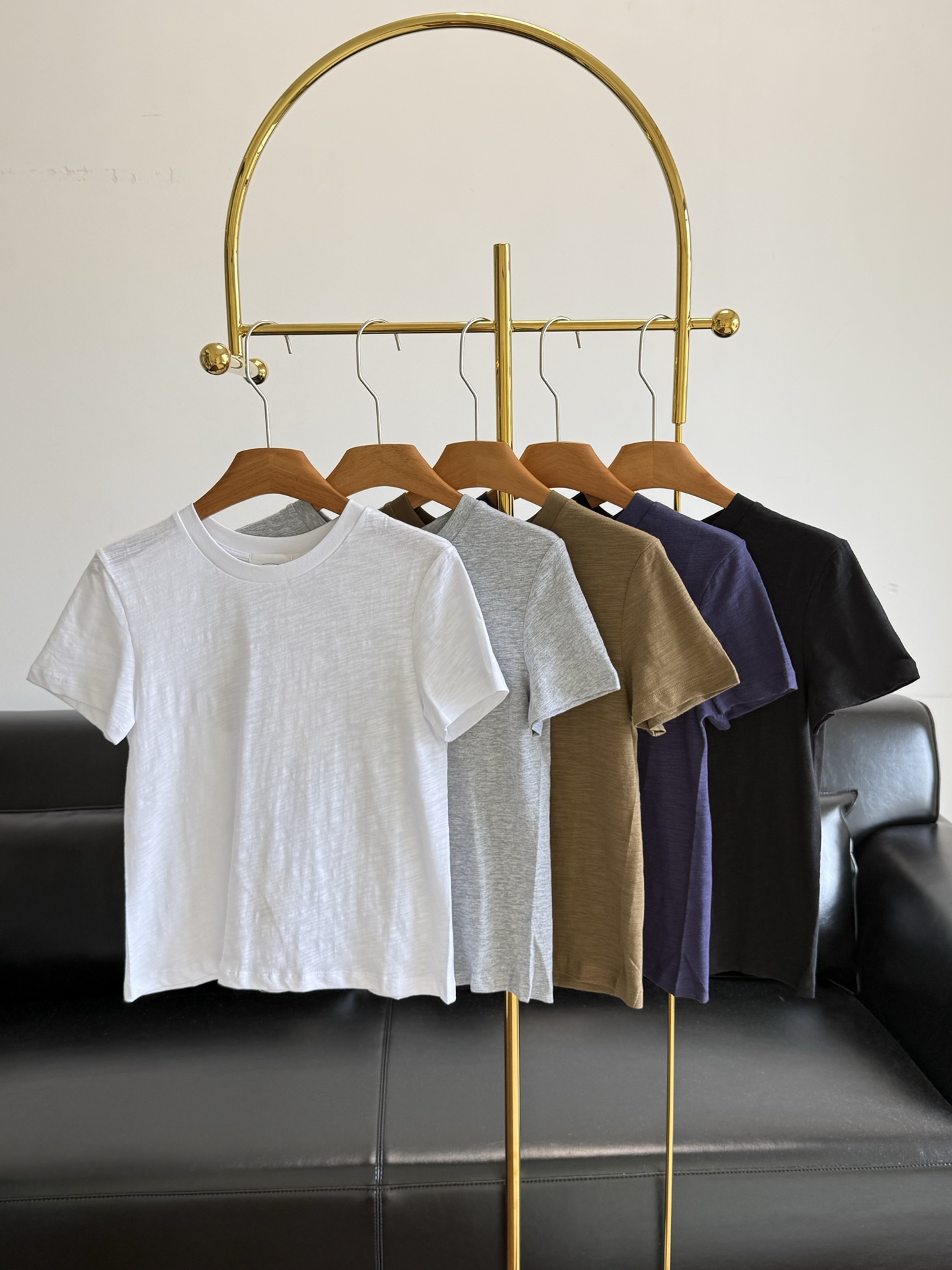 NO:878796,——AMERICAN VINTAGE 100% cotton slub cotton design round neck T-shirt. The natural slub texture has an old-fashioned feel and irregular texture. It has a retro and old-fashioned feel as time goes by, and it does not look cheap. It is American-style micro-slim fit, not tight or oversize, and just modifies the body line.  Although this longitudinal seam on the back panel consumes more fabric, it can visually elongate the body shape, and at the same time make the back panel fit the back curve more closely to prevent the fabric from collapsing. It is a slimming trick for advanced slim-fitting T-shirts. The American retro slightly slim-fitting version just hides the flesh, and the round neck does not catch the neck. Wear it casually with a denim skirt or overalls, and you can get the relaxed feeling of European and American bloggers in one second. The 5 colors are very good, close your eyes and you will not be surprised!  Size sml white gray green blue black,versace,skirts,tees,t-shirt,19860909——AMERICAN VINTAGE 全棉竹节棉设计圆领T恤 天然竹节肌理自带做旧感,自带不规则肌理,越穿越有复古做旧感,不会显廉价,美式微修身剪裁,不紧身不oversize,刚好修饰身材线条, 后幅这条纵向缝线虽然更费面料,但是能在视觉上拉长身形,同时让后片更贴合背部曲线,避免面料垮塌,是高级修身款T恤的显瘦小心机. 美式复古的微修身版型,刚好藏住小肉肉,圆领也不卡脖子. 随便搭个牛仔裙、工装裤,一秒get欧美博主的松弛感穿搭. 5个颜色都很绝,闭眼冲不踩雷！ 码数sml 白色 灰色 绿色 蓝色 黑色,,versace,skirts,tees，t-shirt,,Women's clothing