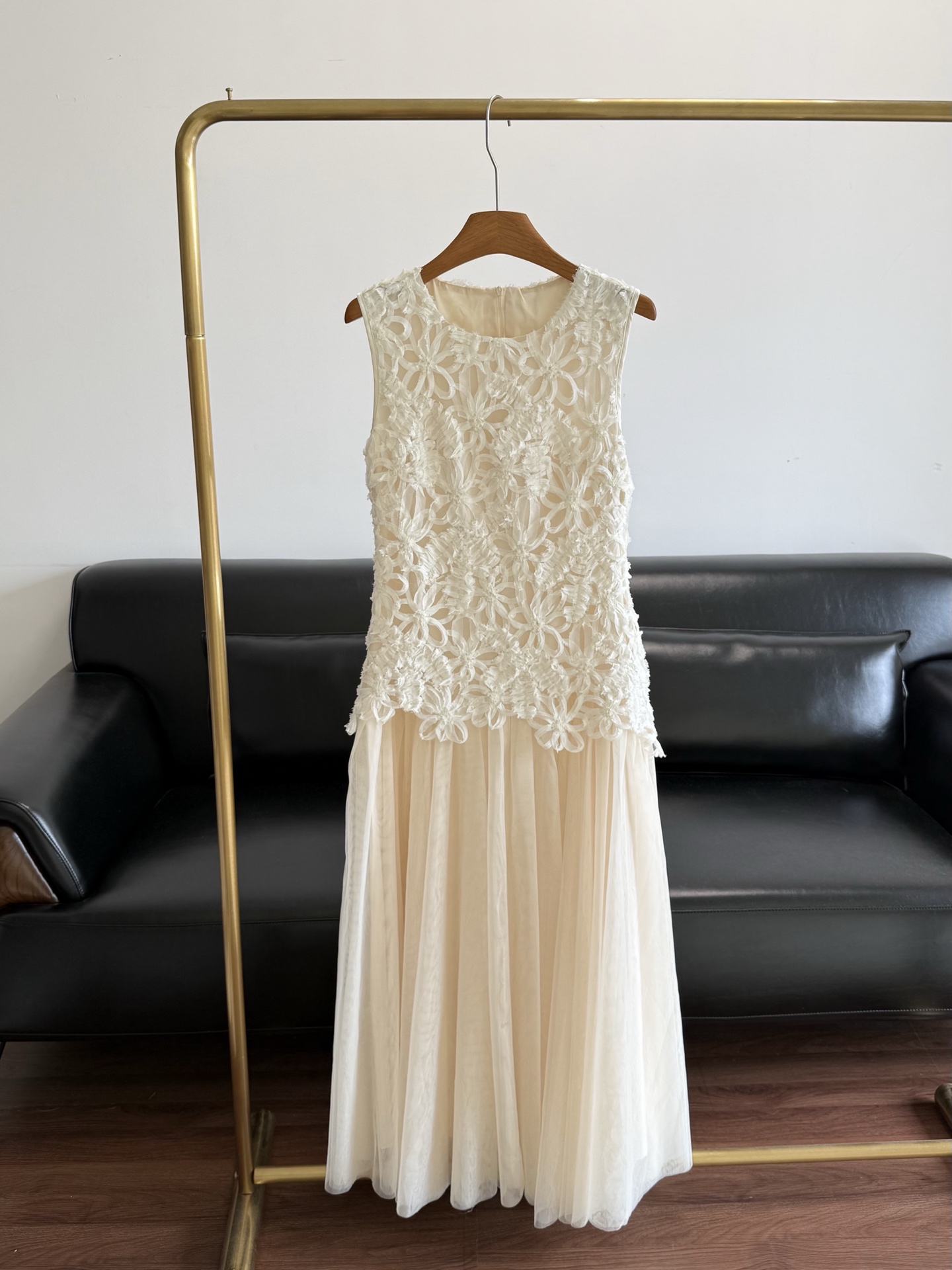 NO:883483,——Sleeveless lace gauze skirt. The apricot color is very white, and even a small person can wear it to create a sense of atmosphere. Who knew! This little skirt is really gentle! The flower pattern is exquisite, breathable and slimming. The soft lace is delicate and gentle, and the mesh skirt is light and breathable. It will not make you sweaty when worn in summer, and it will not look bloated when layered in spring and autumn. Who doesn’t love the texture with its own soft light filter?  Walking with a fairy spirit ~ Sleeveless round neck design, simple and elegant, looks beautiful when worn alone or paired with a small cardigan! The skirt is moderate in length, easy to control in daily life, and you have a gentle and elegant temperament!  Code number sml,,skirts,19860909——无袖蕾丝纱裙 奶杏色巨显白,小个子也能穿出氛围感, 谁懂啊!这件小裙子真的好温柔! 花朵图案精致,透气又显瘦 软乎乎的蕾丝精致又温柔,网纱裙摆轻盈透气,夏天穿不闷汗,春秋叠穿也不显臃肿,自带柔光滤镜的质感谁不爱! 走路自带仙气~无袖圆领设计,简约大方,单穿或搭配小开衫都很美!裙长适中,日常都能轻松驾驭,温柔优雅气质拿捏住啦！ 码数sml,,skirts,,Women's clothing