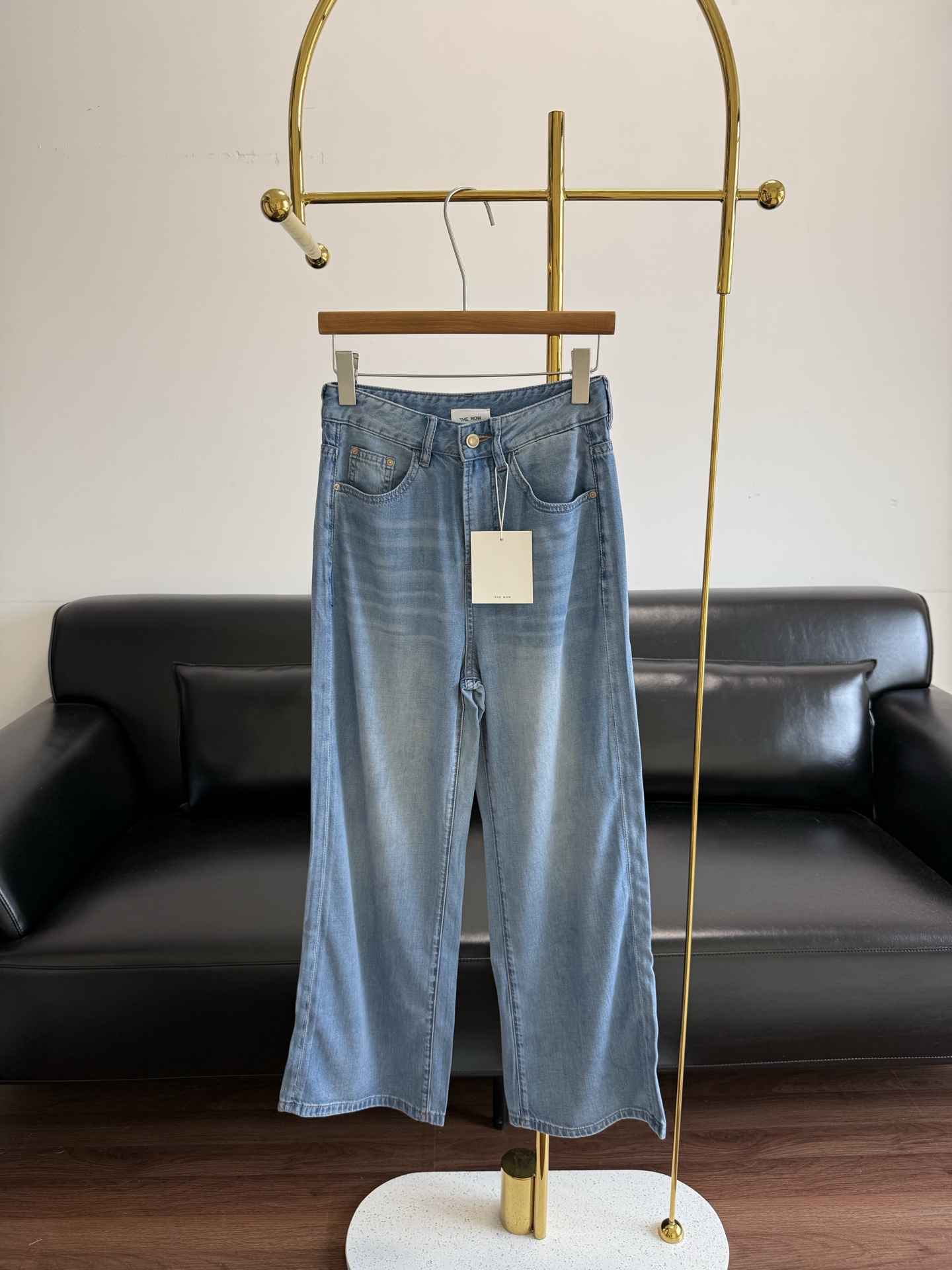 NO:883515,——The row ultra-thin cool-feeling air-conditioning pants Tencel jeans. Lyocell Tencel contains 70.5, Modal 8.6. Fabric features: Very good anti-wrinkle cool feeling baby touch Tencel fabric denim in summer~ This fabric is a walking air conditioner. It feels silky, comfortable and hygroscopic. Effectively nourishes the skin. Silk-like comfort. Comfortable visual enjoyment. Cool body feeling. Paired with a short top, everyone has invincible long legs!  A must-have for summer!  Made of nostalgic washed denim, the color is beautiful and the control is perfect!  The denim material is very soft, so comfortable and easy to wear!  Good denim is durable and comfortable!  Retro and tonal!  The lazy atmosphere is full!  !  Anyone with short straight legs or thick legs can get in!  It’s so easy to wear!  !  Retro denim that makes you lose ten pounds!  !  !  Code number s-xxl,,jeans,19860909——The row 超薄凉感空调裤天丝牛仔裤 莱赛尔天丝含70.5,莫代尔8.6 面料特点夏季垂最感非常好的抗皱凉感婴儿触感天丝面料牛仔~ 这面料就是一个行走的空调 触感丝滑 舒适吸湿性 有效滋养肌肤 丝绸般舒适 舒适视觉享受 体感清凉 搭配一件短打的上衣 人人都是无敌大长腿！ 夏季一定要收的一款！ 采用怀旧水洗牛仔, 颜色很好看 把控到位！ 牛仔料子很柔软,太舒服好穿拉！ 好的牛仔就是要耐造又舒服！ 复古且有调性！慵懒氛围拉满！！ 什么腿不直腿粗的都去入！ 太特么好穿啦！！ 显瘦十斤的复古牛仔！！！ 码数s-xxl,,jeans,,Women's clothing
