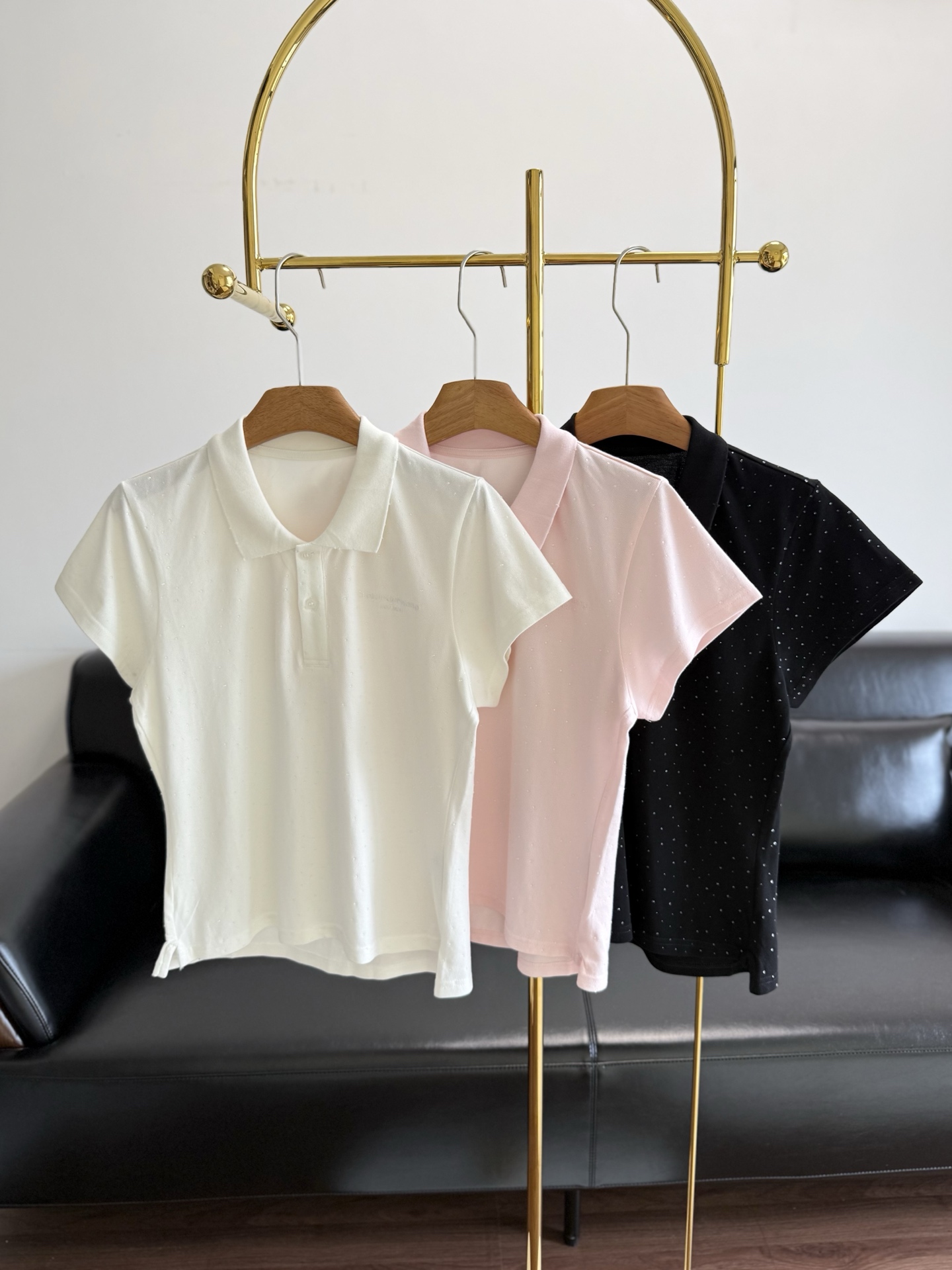 NO:883461,——King's same style Polo shirt with hot diamonds. Knitted fabric + hot diamond embellishments all over, low-key and eye-catching! Classic lapel + two-button design, slim fit, easy to show off the body curve. It directly welds the gentleness of spring to the body. The pique cotton fabric is breathable and crisp, refreshing and not sweaty when worn next to the body; the whole dress is studded with fine sparkling diamonds, like a body of broken stars falling in the sun, low-key and exquisite.  The neat Polo collar + slim short version just outlines the soft lines. Paired with jeans, she will look like a sweet and energetic girl. Paired with a skirt, she will instantly become a gentle school girl. It all depends on it to support the atmosphere of spring and summer!  Size sml white pink black,,alexander wang,skirts,jeans,19860909——大王 同款烫钻Polo衫 针织面料+满身烫钻点缀,低调又吸睛!经典翻领+两粒扣设计,修身剪裁,轻松展现身形曲线. 直接把春日温柔焊在身上 珠地棉面料透气又挺括,贴身穿清爽不闷汗；整件衣服都缀满了细闪烫钻,阳光下像落了一身碎星光,低调又透着精致感. 利落的Polo领+修身短款版型,刚好勾勒出柔和线条,搭配牛仔裤就是元气甜妹,配半裙又秒变温柔学姐,春夏的氛围感全靠它撑场！ 码数sml 白色 粉色 黑色,,alexander wang,skirts,jeans,,Women's clothing