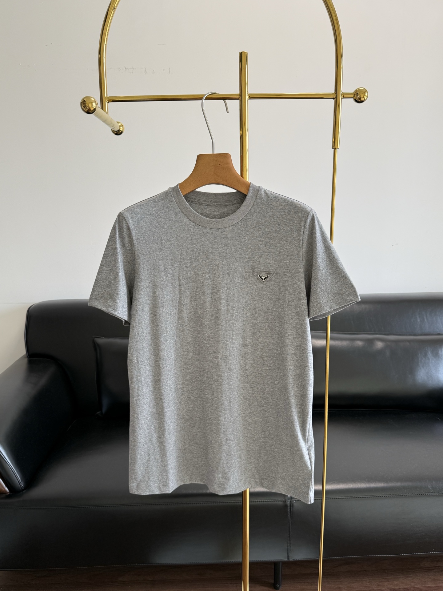 NO:883505,——Prada T-shirt with the same letter logo. The minimalist and high-end feel never goes out of style. The fabric is made of thick, soft and high-weight pure cotton, which feels smooth and breathable. The upper body is skin-friendly and does not get stuffy or sweaty when worn for a long time and does not deform after being worn for a long time. The logo is embossed on the chest three-dimensionally!  Super recognizable!  The sense of luxury directly complements the classic loose round neck cut. Who can refuse a low-key and elegant Prada basic T? The dropped shoulder version makes the upper body lazy and slim!  Daily commuting, shopping and shopping, lazy people can easily wear the same outfit when going out, and it can be worn all year round with effortless fashion. It will never go out of style and is an evergreen essential item that can be stocked with closed eyes ~ Sizes: sml, prada, tees, t-shirt,19860909——Prada同款字母徽标T恤 极简高级感永不过时 面料是厚实软糯的高克重纯棉手感顺滑透气,上身亲肤不闷汗久穿不变形, 胸口立体浮雕Logo！超有辨识度！高级感直接拉满经典宽松圆领剪裁 谁能拒绝一件低调又显贵的Prada基础T啊 落肩版型上身慵懒又显瘦！日常通勤,逛街出街,懒人出门一套就走轻轻松松穿出毫不费力的时髦调性一年四季都能循环穿,永远不会过时属于闭眼囤都不亏的常青刚需款～ 码数sml,,prada,tees，t-shirt,,Women's clothing