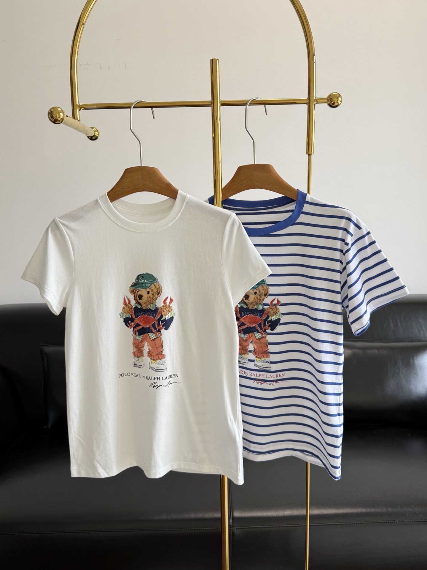 NO:883459,——Polo Ralph Lauren Polo bear print T-shirt American retro bear print｜High-count cotton silhouette T-shirt An 'oxygen-sense' T-shirt that can take care of you all summer, full of sincerity from fabric to details.  The high-count combed cotton fabric is selected and processed through washing process. It feels soft and skin-friendly, with a soft matte texture. The upper body is breathable and does not sweat. It is not easy to deform and pilling after long-term wear. Say goodbye to the soft feeling of cheap T-shirts. The crab-catching bear short-sleeved T-shirt is simply a playful and cute bear!  The milky color scheme and cute bear pattern are full of energy. Wear the joy of summer directly on your body. The fabric is skin-friendly and breathable, so you won’t feel sweaty when wearing it in summer. It’s really suitable for going out and having fun!  Size s-xl white stripes, loro piana, T-shirt, tees, t-shirt,19860909——Polo Ralph Lauren拉夫劳伦Polo 小熊印花T恤 美式复古小熊印花｜高支棉廓形T恤 一件能承包你整个夏天的“氧气感”T恤,从面料到细节都拉满诚意. 甄选高支精梳棉面料,经过水洗工艺处理,手感软糯亲肤,自带柔和的哑光质感,上身透气不闷汗,久穿不易变形、不易起球,告别廉价T恤的软塌感. 抓螃蟹小熊短袖T恤,简直是俏皮可爱本熊！ 奶呼呼的配色,软萌的小熊图案,一整个元气满满,直接把夏天的快乐穿在身上~面料亲肤透气,夏天穿也不闷汗,真的太适合出门撒欢啦！ 码数s-xl 白色 条纹,,loro piana,T-shirt,tees，t-shirt,,Women's clothing
