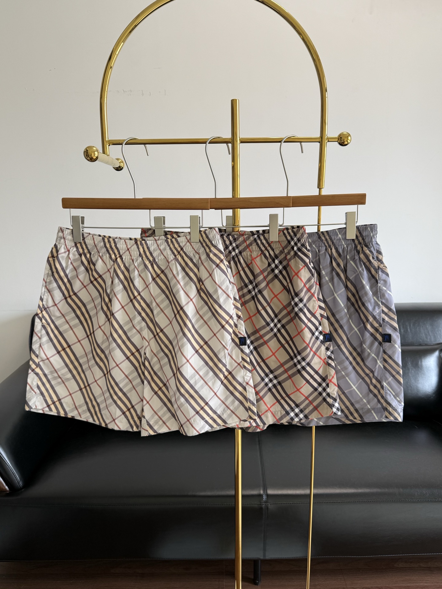 NO:883526,——Burberry's classic plaid casual shorts are just what men need! These are Burberry's classic plaid casual shorts, an evergreen style for men in spring and summer, with a neat and tasteful upper body. Made of polyester fiber, the upper body is comfortable and breathable. It uses the brand's classic plaid fabric, which has a stiff texture and is not easy to wrinkle. The version is also an adjusted straight cut, which does not pick on the shape of the legs. The slightly loose design does not restrict the legs, making it comfortable for daily activities.  The waistband is a drawstring + semi-elastic design, which is very tolerant to the waist. It is suitable for sports and leisure or daily wear. Moreover, the plaid pattern is highly recognizable but not exaggerated. It goes well with white T, POLO shirts or brand T-shirts. It is refreshing and textured in summer. Size s-xl, beige, khaki, gray, burberry, shorts, tees, t-shirt,19860909——Burberry 同款经典格纹休闲短裤 男士刚需款! 这款是Burberry经典格纹休闲短裤,是男士春夏的常青款,上身利落又显品味. 采用聚酯纤维,上身舒适透气 它用的是品牌经典的格纹面料,质感挺括不容易皱,版型也是经过调整的直筒剪裁,不挑腿型,微宽松的设计穿起来不勒腿,日常活动也很自在. 裤腰是抽绳+半松紧的设计,对腰围的包容度很高,不管是运动休闲还是日常出门穿都合适. 而且这个格纹辨识度高但不浮夸,搭配白T,POLO衫或者品牌的T恤都很和谐,夏天穿清爽又显质感. 码数s-xl 米色 卡其 灰色,,burberry,shorts,tees，t-shirt,,Women's clothing