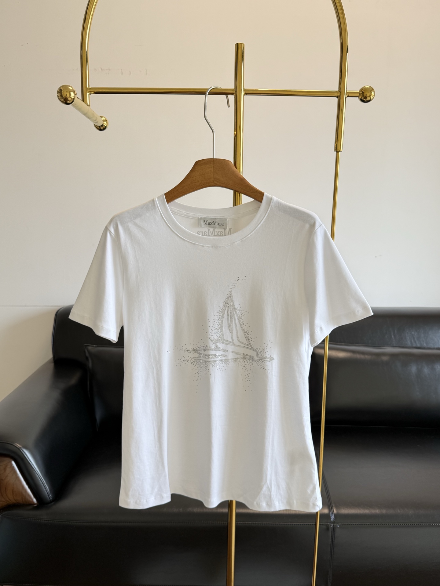 NO:885206,——Maxmara 26 spring and summer new style sailboat short-sleeve with diamonds. The fabric is pure cotton. The sailboat pattern with diamonds on the chest is of the same color. It is not an exaggerated flash, but a gentle and delicate diamond light, like wearing the summer sea breeze on the body. The small logo on the back collar is low-key and recognizable, and the details are ecstatic. It is very tasteful when paired with jeans and skirts. If you put it on casually, it will be effortless Italian laziness. It is the versatile king in summer!  Size: S. M. L,,skirts,jeans,T-shirt,19860909——Maxmara 26春夏新款 帆船烫钻短袖 面料 纯棉,胸前同色烫钻帆船图案设计,不是那种夸张的闪,是温柔又细腻的碎钻光,像把夏日海风穿在了身上 后领的小logo低调又有辨识度,细节控狂喜 搭配牛仔裤、半身裙都超有味道,随便一套就是毫不费力的意大利式慵懒,夏天的百搭王就是它！ 码数: S. M. L,,skirts,jeans,T-shirt,,Women's clothing