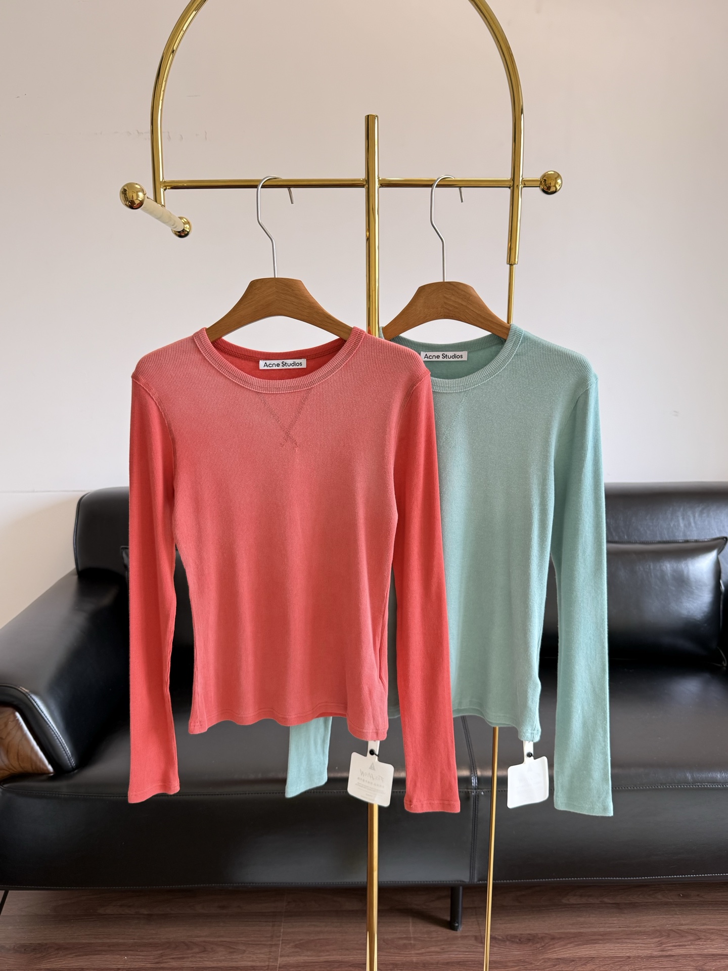 NO:885158,——Acne Studios 1996 printed distressed ribbed long-sleeved T-shirt. Sisters, today I must give you this Amway Acne26 spring and summer series printed long-sleeved T-shirt!  It’s so comfortable that you don’t want to take it off!  The distressed washed texture of pure cotton brings a retro and relaxed street atmosphere. The X-shaped stitching details on the front are simple and eye-catching, the 'STOCKHOLM 1996' brand logo is printed on the back, the slim ribbed version gently outlines the lines, and the stretch fabric is comfortable and skin-friendly. It is suitable for wearing alone or layering, and it has a perfect American retro hottie look!  Size sml orange green,acne studios,dior,tees,t-shirt,19860909——Acne Studios 1996印花做旧罗纹长袖T恤 姐妹们,今天必须给你们安利这款Acne26春夏系列印花长袖T恤！真的是舒适到让人不想脱下来啊！ 纯棉做旧水洗质感,自带复古松弛的街头氛围感 正面X型缝线细节简约吸睛,后背“STOCKHOLM 1996”品牌标识印花,修身罗纹版型温柔勾勒线条,弹力面料舒适亲肤 单穿、叠搭都适配,美式复古辣妹感狠狠拿捏住了！ 码数sml 橘色 绿色,,acne studios,dior,tees，t-shirt,,Women's clothing