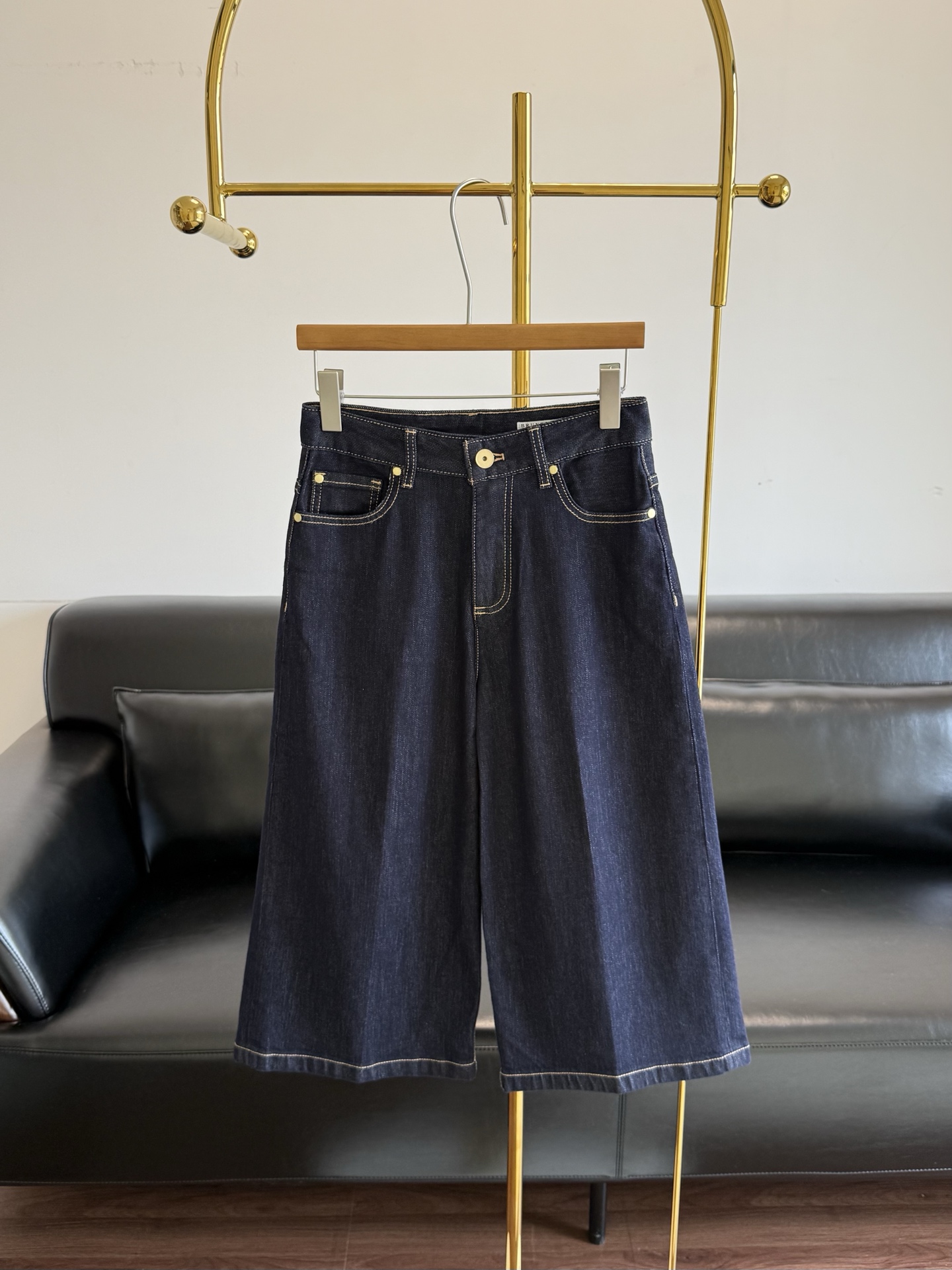 NO:885214,——BC's same style denim cropped trousers, just the right length, which is great news for small people and sisters with thick legs, freeing up ankles!  It's cooler than long pants, and flatters your leg shape better than shorts. It feels so cool to be carried by the wind while walking~ You won't feel tired after walking all day long!  I’ll rely on it to survive this summer!  Sisters, please arrange the same cool and fashionable style!  Non-elastic denim fabric, stiff but not squishy, ​​covering the crotch, pear-shaped/fake hip width/thick legs, just close your eyes and look at it. The dark blue washed denim comes with a retro filter, which has a great drape and does not look bloated at all. Instead, it makes the leg shape straight and smooth. Pair it with a short top to directly raise the waistline, and the proportions are instantly optimized. It will look good in casual wear when going out every day. Lazy people can just copy the outfit!  Code number 24-30,,shorts,19860909——BC 同款牛仔七分裤 恰到好处的长度,简直是小个子和腿粗姐妹的福音 解放脚踝！比长裤凉快,比短裤更修饰腿型,走路带风的感觉太爽了~ 暴走一天也不累！这个夏天就靠它续命了！姐妹们快安排上同款清凉时髦！ 无弹牛仔面料,挺括不软塌,巨遮胯藏肉,梨形/假胯宽/腿粗直接闭眼冲 深蓝水洗的牛仔自带复古滤镜,垂感超棒,完全不会显臃肿,反而把腿型修饰得又直又顺. 搭短款上衣直接拉高腰线,比例瞬间优化,日常出门随便穿都好看,懒人穿搭直接抄作业！ 码数24-30,,shorts,,Women's clothing