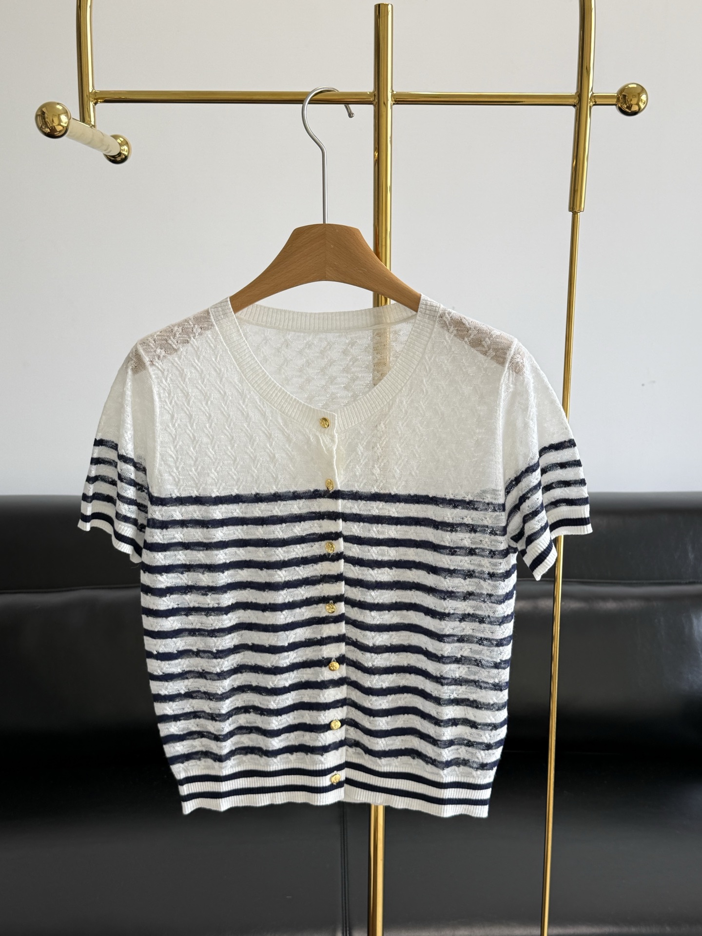 NO:886633,——ERDOS same style striped knitted cardigan 'Breathable texture·Just needed for summer commuting' Made of wool fabric!  It comes with a natural anti-wrinkle buff, which makes it not sticky when sweating. It is also refreshing and breathable in summer. The metal buttons and stripes come with an age-reducing filter, which is retro and eye-catching. It has a hazy and slightly translucent feel. It has a sense of atmosphere when paired with basic innerwear. It is slim but not tight and hides the muscles to make it look slimmer. Short high-waisted version  The length of the dress is just stuck at the waistline. Pair it with high-waisted pants/skirts to easily optimize the proportions. Even a small person can wear it to have a good figure. Pair it with suit pants + loafers for daily commuting to create a simple and capable workplace outfit. Pair it with denim shorts + white shoes for casual outings, which is refreshing and age-reducing and photogenic. Pair it with a skirt + sandals for a casual date, and your gentle temperament will be full. Size s-xlp, loro piana, loafers, sandals, skirts, shorts, business  suit,19860909——ERDOS同款 条纹针织开衫 「透气肌理感·夏日通勤刚需」 采用羊毛面料！自带天然抗皱buff,出汗不闷黏,夏天穿也清爽透气. 金属钮扣,条纹自带减龄滤镜,复古又耐看.自带朦胧微透感,搭配基础内搭就很有氛围感,修身不紧绷,藏肉显瘦一绝. 短款高腰版型 衣长刚好卡在腰线位置,搭配高腰裤/裙轻松优化比例,小个子也能穿出三七分好身材.通勤日常搭配西装裤+乐福鞋,打造简约干练的职场穿搭 休闲出游搭配牛仔短裤+小白鞋,清爽减龄又上镜 轻熟约会搭配半身裙+凉鞋,温柔气质直接拉满 码数s-xlp,,loro piana,loafers,sandals,skirts,shorts,business suit,,Women's clothing