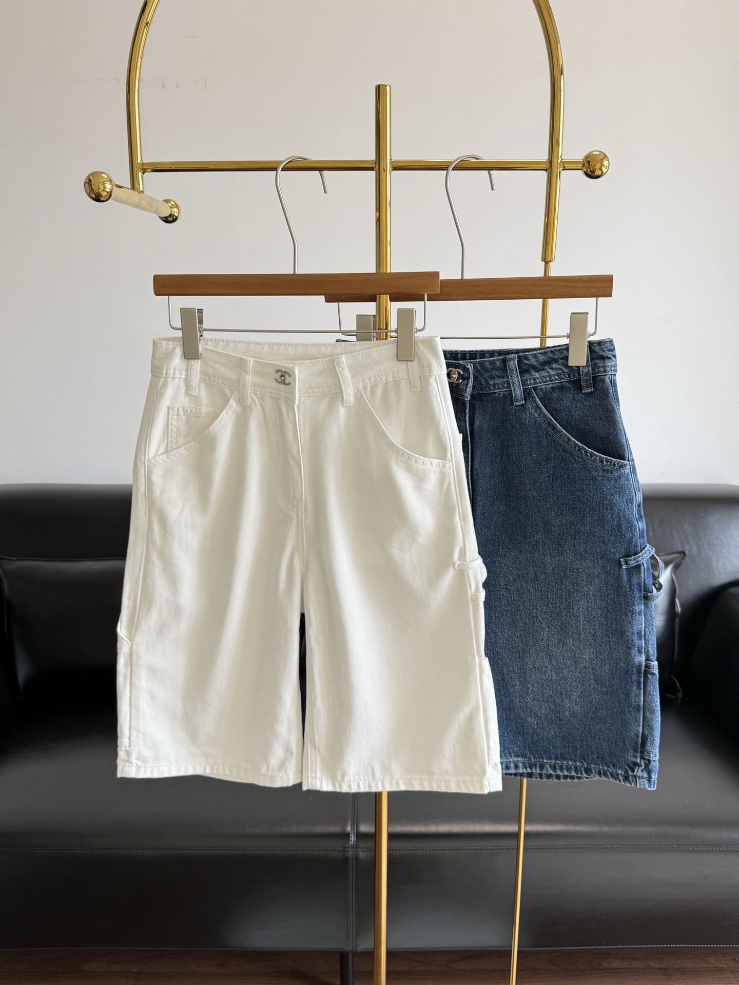 NO:886588,——Xiaoxiang's matching denim mid-pants are made of washed denim fabrics. The upper body is soft, breathable and not stuffy, and there is no sense of weight when wearing it in spring and summer. It is irresistible for comfortable and relaxed wear. The mid-waist and wide-leg A-line cut is very positive. It is invincible and slimming without being picky. It is also very tolerant for sisters with wide hips. You can match it with your own belt to embellish it and wear it easily to look fashionable. It looks so good!  Code number,34 36 38,,19860909——小香 同款牛仔中裤 精选水洗牛仔面料,上身柔软透气不闷肤,春夏穿着毫无负重感. 无法拒绝的舒适松弛穿搭 中腰阔腿A字版型裁剪非常正 无敌显瘦不挑人哦 对胯宽的姐妹包容度也超高的 可以自行搭配腰带点缀 轻松穿出时髦感 太好看了！ 码数,34 36 38,,,Women's clothing