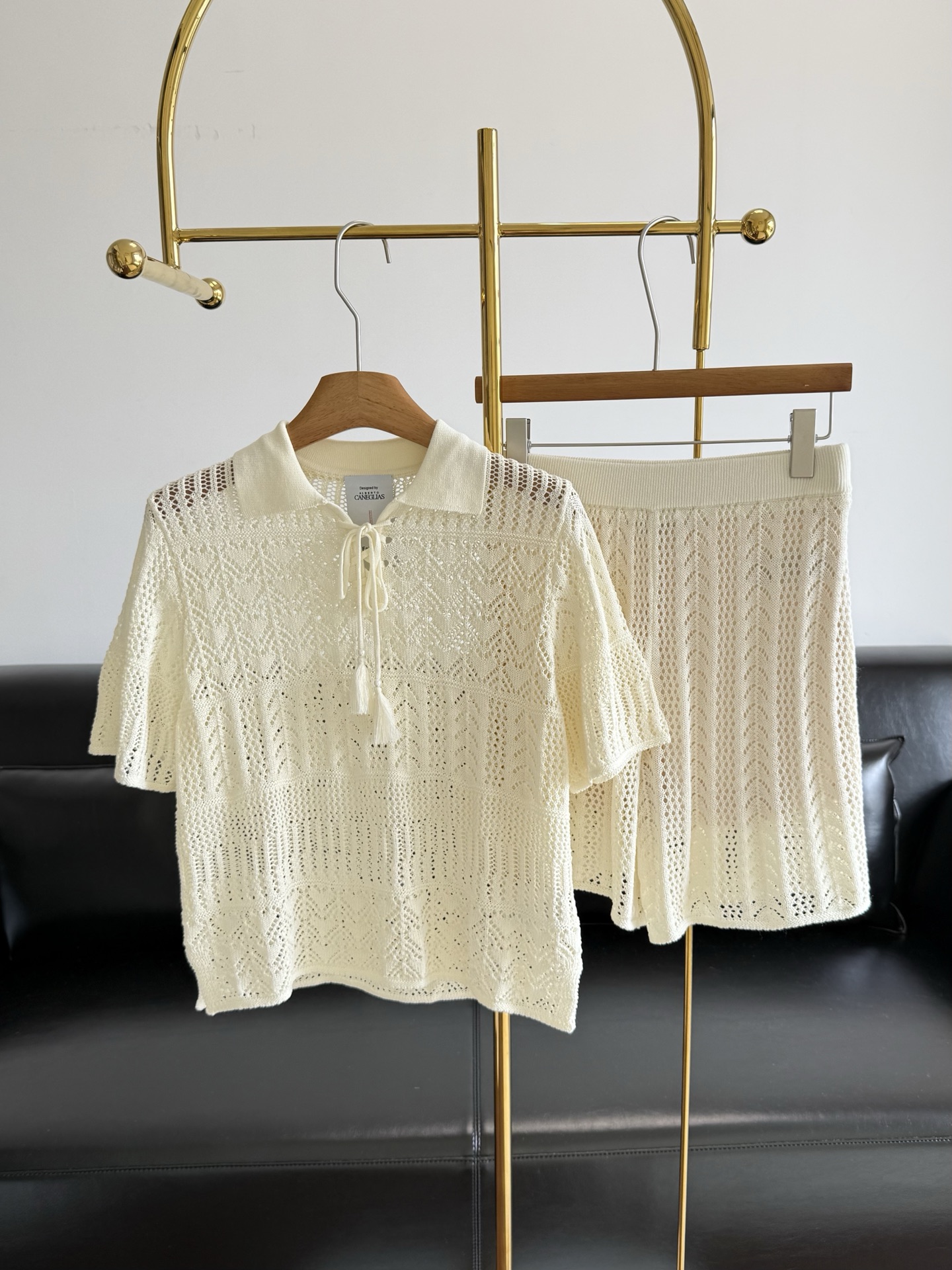 NO:886640,——Fabrique Love Hollow Knitted Suit This knitted short-sleeve really knows how to be gentle! Polo short-sleeved + shorts, made of linen blended material, light and breathable, perfect for spring and summer! Hollow-out + Polo collar design, full of details, shorts are loose and comfortable, easy to control for daily commuting or vacation. The overall style is gentle and a bit French romantic, it is great to wear alone or as a set, and it is easy to create a relaxed atmosphere~ Size sml,, shorts, T-shirt,19860909——Fabrique爱心镂空针织套装 这件针织短袖真的太懂温柔风了! Polo短袖+短裤,亚麻混纺材质,轻盈透气超适合春夏!镂空+Polo领设计,细节感满满,短裤宽松舒适,日常通勤or度假都能轻松驾驭 整体风格温柔又带点法式浪漫,单穿or成套都很出彩,轻松打造松弛氛围感穿搭~ 码数sml,,shorts,T-shirt,,Women's clothing