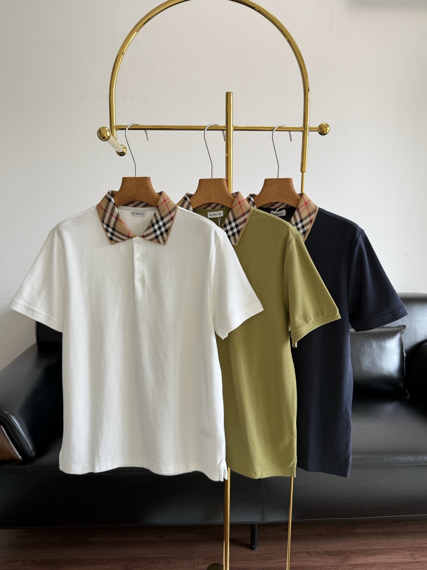NO:887746,——The collar of Burberry's Polo shirt is amazing | full of high-end feeling! It is simply a must-have item for the spring and summer wardrobe! It is made of lightweight cotton pique mesh fabric, the upper body is breathable and not stuffy, and the comfort is perfect! Good fabrics give us an intuitive feeling that they are high-end, comfortable, soft, delicate and sinewy. Even if you don't understand fabrics, the touch can give you a new feeling. The collar is embellished with the classic knitted Burberry plaid.  The tailoring with just the right fit really shows off your temperament! It’s perfect for business occasions and casual weekends. It’s the kind of safe brand that “just choose it if you don’t know what to wear”. Size s-xxl, white, green, blue, burberry,19860909——Burberry这件Polo衫领子太绝了|满屏高级感! 简直就是春夏衣橱的必备单品! 选用轻盈的棉质珠地网眼布面料,上身透气不闷热,舒适度满分! ,好面料带给我们直观感受就是高级,舒适,柔软细腻有筋骨,即使你不懂面料,触感也能给与你全新的感受. 是衣领处点缀了经典的针织 Burberry格纹 版型恰到好处的剪裁真的太显气质了! 商务场合不出错,周末休闲也不违和,属于那种“不知道穿什么就选它”的安全牌. 码数s-xxl 白色 绿色 蓝色,,burberry,,Women's clothing