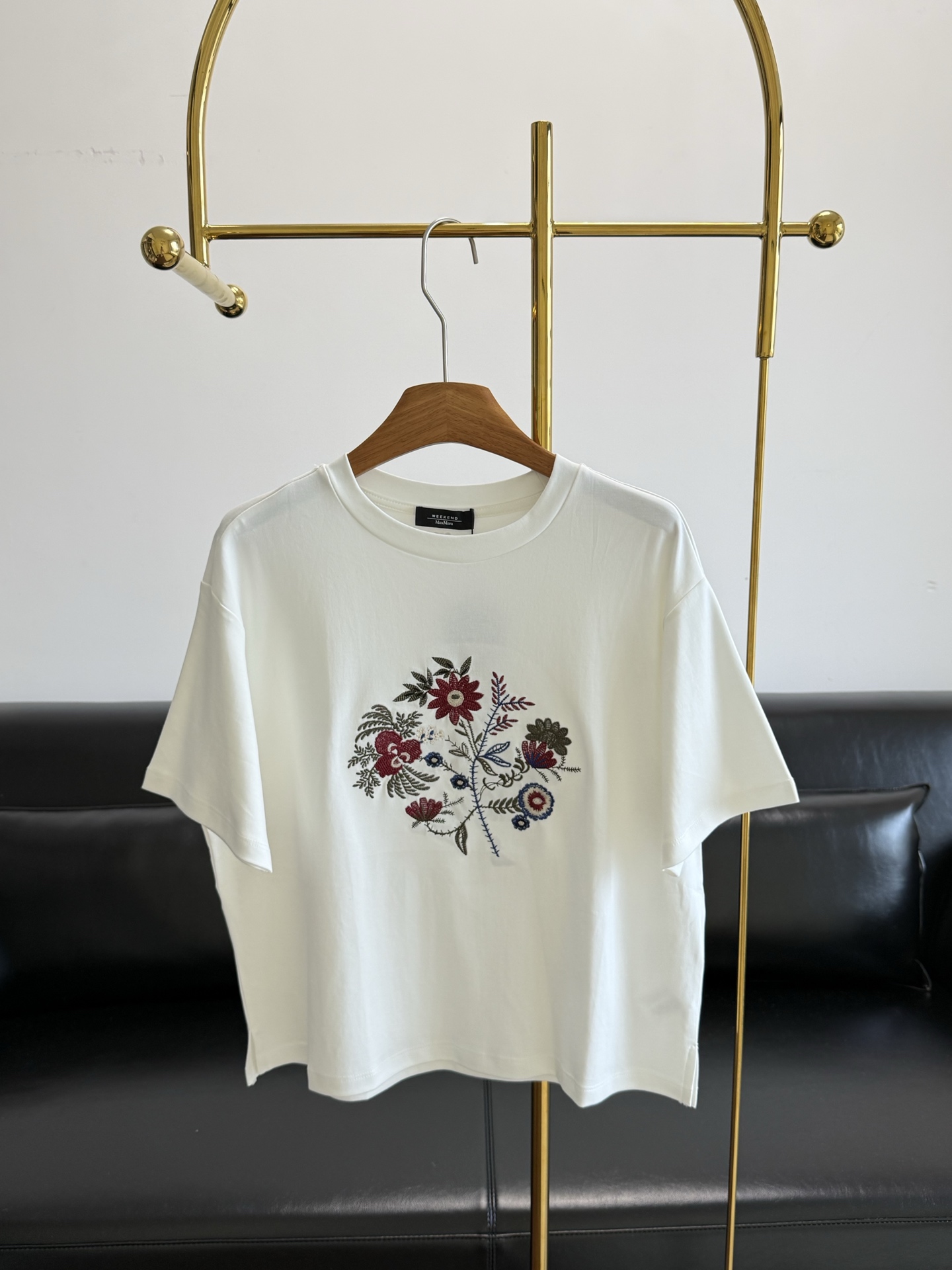 NO:887750,——Maxmaraweekend's same style botanical flower embroidered T-shirt. Soft and skin-friendly off-white cotton fabric, breathable and comfortable, with a gentle filter. Super comfortable to wear in spring and summer! Heavy embroidered flowers on the front, rich in color, full of artistic sense, and super exquisite details. Loose fit, strong tolerability, great when worn alone or paired with jeans or skirts, easily create a fresh and elegant daily look~ The fabric is breathable and easy to care for, suitable for commuting and leisure, it is a must-have item for light luxury wear!  Code number sml,,skirts,jeans,tees,t-shirt,19860909——Maxmaraweekend 同款植物花卉刺绣T恤 软糯亲肤的米白纯棉面料,透气舒适,自带温柔滤镜.春夏穿超舒服! 正面重工刺绣花卉,色彩丰富,艺术感满满,细节超精致.宽松版型,包容性强,单穿或搭配牛仔裤,半裙都很出彩, 轻松打造清新优雅日常look~面料透气易打理,通勤休闲都适合,是轻奢穿搭必备单品! 码数sml,,skirts,jeans,tees，t-shirt,,Women's clothing