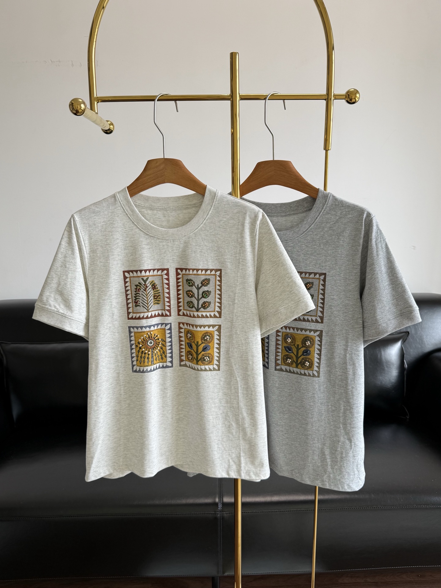 NO:887771,——Aubruino's same style of hand-beaded printed short-sleeved hand-beaded ethnic style T-shirt | Wear the warmth of Oriental handicrafts on your body. Adhere to the brand's exclusive custom fabrics, which are softer and skin-friendly than ordinary cotton. It can also be worn with confidence on sensitive skin. It will not make you sweaty in summer, and it will not be easily deformed or balled after washing. The four-frame collage printing is inspired by ancient oriental fabric totems. Each frame is an independent plant story, full of exotic atmosphere without losing oriental elegance.  Hand-sewn beads are scattered on the totem, three-dimensional and smart. It is your own 'limited edition' and refuses to be embarrassed by matching clothes. Wearing it makes you look like a literary girl with a sense of looseness. It is very suitable for daily commuting and travel. Size S-M-L, color light white gray-dark gray, T-shirt, tees, t-shirt,19860909——aubruino 同款手工珠印花短袖 手工串珠民族风T恤｜把东方手工温度穿在身上 坚持选用品牌专属定制面料,比普通棉更软糯亲肤,敏感肌也能放心贴身穿.夏天穿不闷汗,洗后不易变形、不起球 四格拼贴印花灵感源自东方古老织物图腾,每一格都是独立的植物故事,充满异域氛围感又不失东方雅致. 手工缝制珠珠错落点缀在图腾上,立体又灵动,独属于你的「限量款」,拒绝撞衫尴尬. 穿上身就是自带松弛感的文艺少女,日常通勤、出游都超适配 尺码S-M-L 颜色浅白灰-深灰,,T-shirt,tees，t-shirt,,Women's clothing