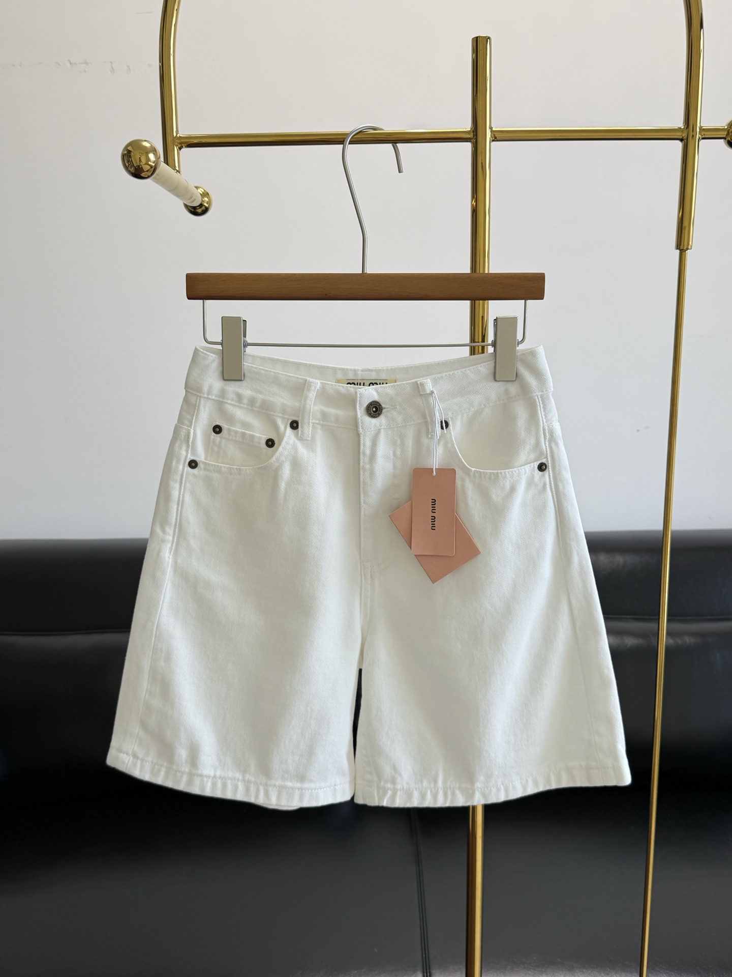NO:887726,——miumiu denim shorts. Stylish and easy-to-wear denim shorts, they are really a timeless item~ The high-waist design highlights the slender waistline and optimizes the waist-to-hip ratio. The loose trousers are comfortable and comfortable to wear. The upper body covers the crotch and makes you look slimmer. It has a stylish sense of style in daily wear. It looks good with casual wear~  It is made of cotton fabric, with clear texture, soft yet crisp texture, NAI, durable and easy to care for, moisture-absorbent and breathable for daily wear, skin-friendly and comfortable, you can feel it in your hand!  !  Outstanding quality!  !  The white temperament is elegant and simple, and the tailoring is neat, suitable for daily wear. In the summer season, it is refreshing and full of design. Women who pursue the ultimate quality and fashion have size 25-30,,miumiu,shorts,19860909——miumiu 牛仔五分短裤 时尚又好穿的牛仔短裤,真的是YONG不过时的单品~ 高腰设计凸显纤细腰线,同时优化腰臀比例, 宽松的裤筒穿着舒适自在,上身遮胯显瘦, 日常穿着腔调感SHI足,随便一搭就很好看~ 选用棉面料,布面纹理清晰,质地柔软不失挺括,NAI磨耐穿易打理,日常穿着吸湿透气,亲肤舒适拿到手就能感受到了！！品质杠杠的！！ 白色气质优雅简约,裁剪利落,适合日常穿搭.夏季季节,既清爽又充满设计感,追求极致品质与时尚的女性拥有 码数25-30,,miumiu,shorts,,Women's clothing