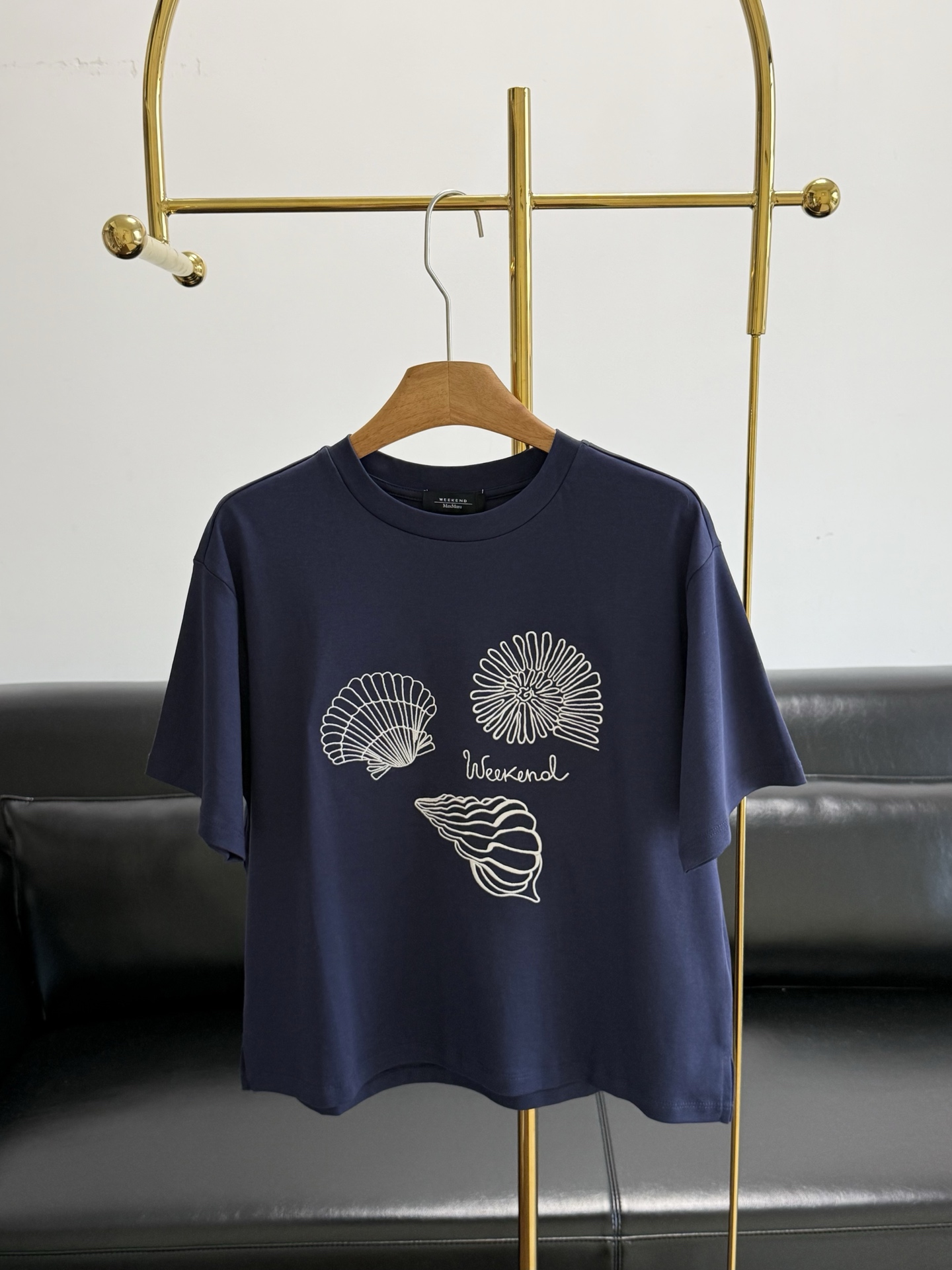 NO:888868,——Maxmara's same shell embroidered T-shirt made of pure cotton fabric. The overall touch is extremely comfortable. The skin-friendly effect is also excellent. It feels smooth and droops very well. Comfortable. The shell and conch embroidery on the chest is paired with the word 'Weekend', which gives it a full ocean atmosphere. The details are exquisite and low-key. The loose version is highly tolerant and looks great when worn alone or paired with jeans or skirts.  Easily create a fresh and elegant daily look~ The fabric is breathable and easy to care for, suitable for commuting and leisure, it is a must-have item for light luxury wear! Size sml,,skirts,jeans,tees,t-shirt,19860909——Maxmara 同款贝壳刺绣T恤 纯棉面料 整体的触感极为舒适 亲肤效果也是极佳 手感顺滑下垂感极强 舒适度 胸前贝壳海螺刺绣搭配'Weekend'字样,海洋氛围感满满,细节精致又低调,宽松版型,包容性强,单穿或搭配牛仔裤,半裙都很出彩, 轻松打造清新优雅日常look~面料透气易打理,通勤休闲都适合,是轻奢穿搭必备单品! 码数sml,,skirts,jeans,tees，t-shirt,,Women's clothing