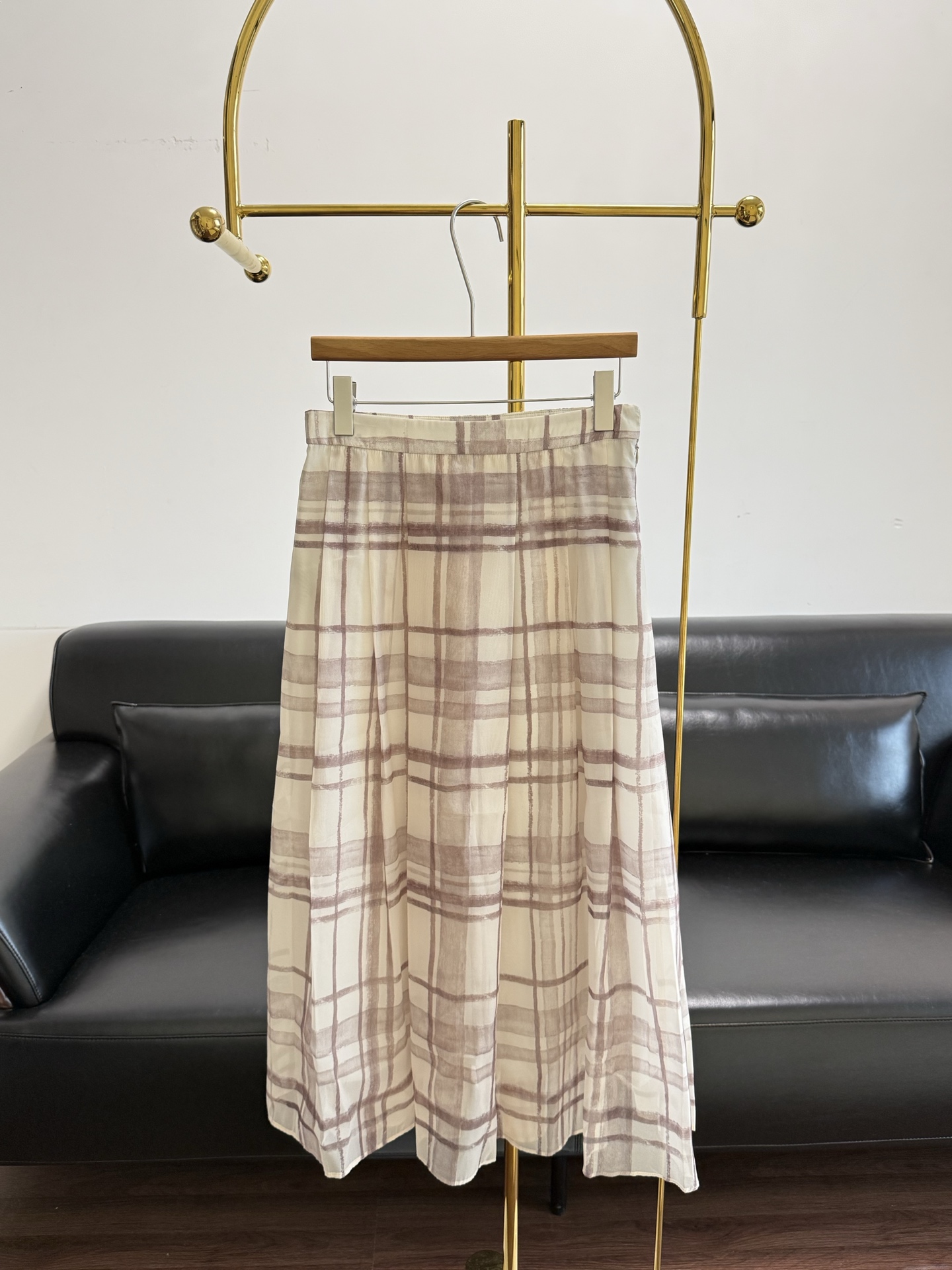 NO:888889,——BC’s matching plaid skirt is so gentle to the core!  The gentleness of this hazy plaid skirt is hidden in a careful way. It has a foggy plaid pattern and comes with a soft-focus filter. Different from the stiff printed plaid pattern, its lines are hazy and smudged, like crushed caramel latte. The light beige background is mixed with soft brown lines, and there is no rigid sense of right angles. It comes with a layer of soft light filter, which is gentle to the core and does not care about skin color or age at all.  It has a light beige background with soft brown lines and comes with a hazy soft light filter. It is gentle and elegant, and it does not look black at all when worn with yellow leather. It is gentle and smart, and does not look cheap at all. The semi-permeable gauze-like fabric hides breathable secrets, and the outer layer is slightly transparent and light  The gauze material has its own breathability, so you won’t feel sweaty when wearing it in summer. The skirt has a natural drape when walking, which is smart and elegant. The inner layer is made of skin-friendly lining of the same color, so you don’t have to worry about being exposed. At the same time, it weakens the line and makes the crotch line softer!  Invisible pleats hide the flesh and show neatness. The pleats on the skirt are not deliberately stiff pleats, but spread out naturally along the A-line silhouette. The lines from the waist to the skirt are smooth, which not only increases the fluffiness of the skirt, but also hides the width of the crotch and thigh flesh without looking bloated and dragging. It gives a relaxed and dynamic beauty when walking.  The high waist and slight waist design quietly optimizes the proportions. The waist is slightly tightened to fit the waistline. When paired with a loose skirt, it can raise the waistline without tightening the belly, and there is no sense of restraint when sitting down. The length of the skirt just falls on the thinnest part of the calf, which not only modifies the shape of the legs, but also does not weigh down the body, and small people can also wear it to look tall. It is also very easy to match!  Pair it with a simple white T-shirt, which is a refreshing Korean casual style; with a basic white shirt, it is suitable for gentle commuting; with a knitted sweater, it is lazy and elegant, and can easily adapt to various daily scenes. It is not only a skirt, but also a versatile piece in the wardrobe that 'looks good in any way'. It uses a gentle plaid to wear both relaxation and elegance on the body. Size 38 40 42,,skirts,shirts,19860909——BC同款格纹半裙 温柔到骨子里！这条朦胧格纹半裙,温柔全藏在小心机里,雾感格纹,自带柔焦滤镜 区别于生硬的印花格纹,它的线条是朦胧晕染的,像被揉碎的焦糖拿铁,浅米底色混着柔棕线条,没有刻板的直角感,自带一层柔光滤镜,温柔到骨子里,完全不挑肤色和年龄. 浅米底色搭配柔棕线条,自带朦胧柔光滤镜,温柔又显气质,黄皮穿也完全不显黑.温柔又灵动,完全不会显廉价.半透纱感面料,藏着透气小心机,外层是微透的轻薄纱料,自带呼吸感,夏天穿不闷汗,走路时裙身带着自然的垂坠弧度,灵动又飘逸；内层做了亲肤的同色系衬里,不用担心走光,同时弱化了线条感,让胯部线条更柔和！ 隐形压褶,藏肉又显利落,裙身的压褶不是刻意的硬挺褶皱,而是顺着A字廓形自然散开的,从腰头到裙摆线条流畅,既增加了裙身的蓬松度,把胯宽、大腿肉悄悄藏住,又不会显得臃肿拖沓,走路时带着松弛的动态美感. 高腰微收腰设计,悄悄优化比例,腰头做了贴合腰线的微收处理,搭配宽松的裙摆,既能拉高腰线,又不会勒肚子,坐下也毫无束缚感.裙长刚好落在小腿最细的位置,修饰腿型的同时,也不会压个子,小个子也能穿出高挑感. 搭配也超省心！搭一件简约白T,就是清爽的韩系休闲风；配一件基础款白衬衫,温柔通勤也得体；搭针织小衫,慵懒又有气质,轻松适配各种日常场景. 它不只是一条裙子,更是衣柜里那条“怎么穿都好看”的百搭款,用温柔的格纹,把松弛与优雅都穿在身上. 码数38 40 42,,skirts,shirts,,Women's clothing