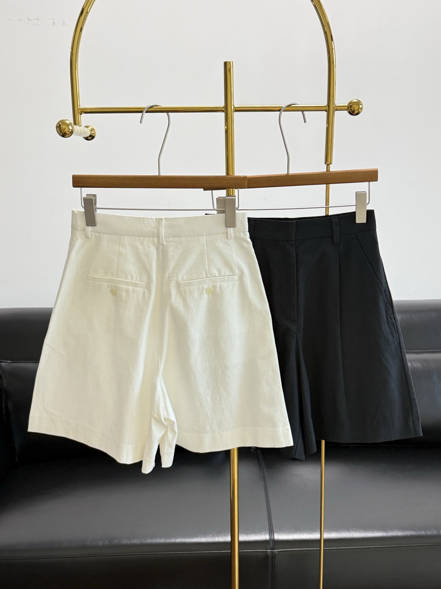 NO:888851,——The same high-waisted shorts from Max Mara are made of Tencel linen cotton, a natural fiber that feels cool but not stuffy. The hygroscopicity of Tencel + the addition of draped linen improves breathability, dissipates heat and is dry. Straight-leg five-quarter pants version hides the flesh and covers the crotch, and the pear-shaped sister BI is in. High-waisted design, casual and elegant Athflow tone cleverly weakens the formal feeling of traditional trousers. Two colors suitable for daily commuting. Practical to wear.  Loose pants with ample room cover the flesh and look slimmer. They are more tolerant of the leg shape and form a natural three-dimensional sense of space. They are good at modifying the defects of the buttocks and crotch. Code number: 32 34 36 38 White Black,,shorts,19860909——Max Mara 同款高腰短裤 采用天丝亚麻棉,chun天然纤维凉感不闷热 天丝的吸湿性+垂顺亚麻的加入提升透气性,散热干爽 直筒五分裤版型,藏肉遮胯,梨形姐妹BI入 高腰设计,休闲优雅的Athflow腔调 巧妙弱化传统意义上西裤的正式感 满足日常通勤的两色 实穿度拉满 宽松有余量的裤型遮肉显瘦 更包容腿型 形成自然垂顺的立体空间感 梗好的修饰了臀部和胯部的缺陷 码数32 34 36 38 白色 黑色,,shorts,,Women's clothing