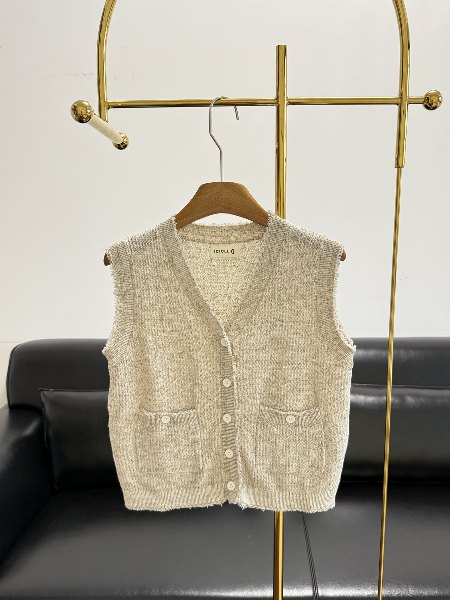 NO:888910,——Zhihe same style 26 new product quilted vest. The fabric gold ratio is 18 linen + 25 mulberry silk + 57 combed cotton. It is breathable, soft and skin-friendly, saying goodbye to stuffiness and roughness. It is a 'soft gold' grade knit that can be worn in all seasons. The yarn clip pattern technology is light rice background mixed with fine colorful dots. It has a hazy texture like scattered starlight. It is low-key and high-end, with a gentle atmosphere.  The V-neck raw edge tailoring modifies the neck line, and the casual raw edge design weakens the toughness. It can be salty or sweet, and is suitable for a variety of styles. The double pocket + single-breasted design takes into account practicality and style. The hand pockets provide a sense of relaxation. It can be worn alone or layered. It is versatile and not picky. It does not pick the style or figure, but can easily enhance the sophistication of the outfit. The texture of the yarn with its own gentle filter is a rare gentle style on the market.  Whether it's daily commuting or weekend outings, you can easily go out when you put it on. Effortless fashion is the ultimate secret of dressing. Size sml,,gold,19860909——之禾同款 26新品夹花背心 面料黄金配比18亚麻+25桑蚕丝+57精梳棉,兼顾透气、柔润与亲肤,告别闷热与粗糙,四季都能穿的“软黄金”级针织 点子纱夹花工艺浅米底色混织细巧彩点,如散落星光般的朦胧质感,低调又高级,自带温柔氛围感 V领毛边剪裁修饰颈部线条,随性毛边设计弱化硬朗感,可盐可甜,适配多种风格 双口袋+单排扣设计兼顾实用性与造型感,手插口袋的松弛感拉满,单穿、叠穿都出彩百搭不挑人, 它不挑风格、不挑身材,却能轻松提升穿搭的精致度,自带温柔滤镜的点子纱肌理,更是市面上少见的温柔款. 无论是日常通勤还是周末出游,套上它就能轻松出门,不费力的时髦感,才是穿搭的终极奥义. 码数sml,,gold,,Women's clothing