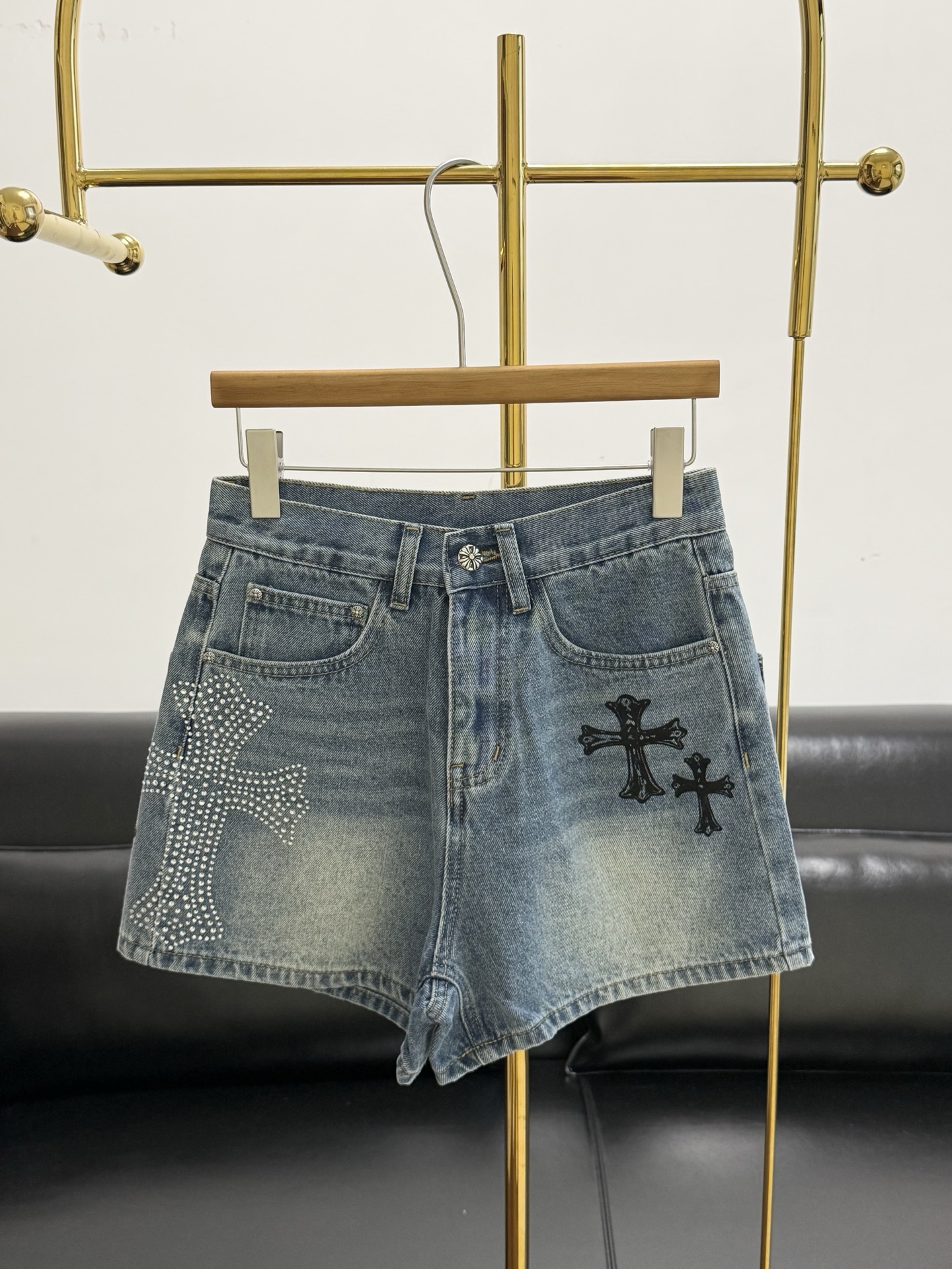 NO:888834,——Chrome Hearts new logo hot-drilled denim shorts. A pair of classic styles and retro materials bring denim shorts full of texture!  Made of imported denim fabric supplied by customers, the fabric is soft and comfortable, crisp and stylish, and has very good breathability!  Enzyme stone grinding and bleaching are versatile in personality!  The printing is printed after washing, bringing a more advanced texture ~ The high-waisted design makes the waistline very high, making your legs longer in seconds!  Three-dimensional tailoring ensures the extensibility of its style, creating an organic balance between fashion and trends!  !  ♂The shape of the upper body is not flattering, and the hot summer upper body brings a high-end upper body texture~ This kind of cool and sweet feeling!  It’s really hard not to love!  Code number sml,,chrome hearts,chrome hearts,shorts,19860909——Chrome Hearts克罗心 新款logo烫钻牛仔短裤 一条经典的版型以及复古的用料,带来了满满质感的牛仔短裤！ 采用客供进口牛仔面料,面料柔软舒适,挺括有型,透气性相当好！酵石磨漂个性百搭！印花为水洗后印花,带来更高级质感～ 高腰的设计,把腰线拉得老高,秒变大长腿！ 立体的裁剪保证了其版型的延展性,对于时尚和潮流都做了一个有机的平衡！！♂版型上身不挑人,夏日火辣上身带来高级的上身质感～ 这种又酷又甜的感觉！真的很难不爱！ 码数sml,,chrome hearts,chrome hearts,shorts,,Women's clothing