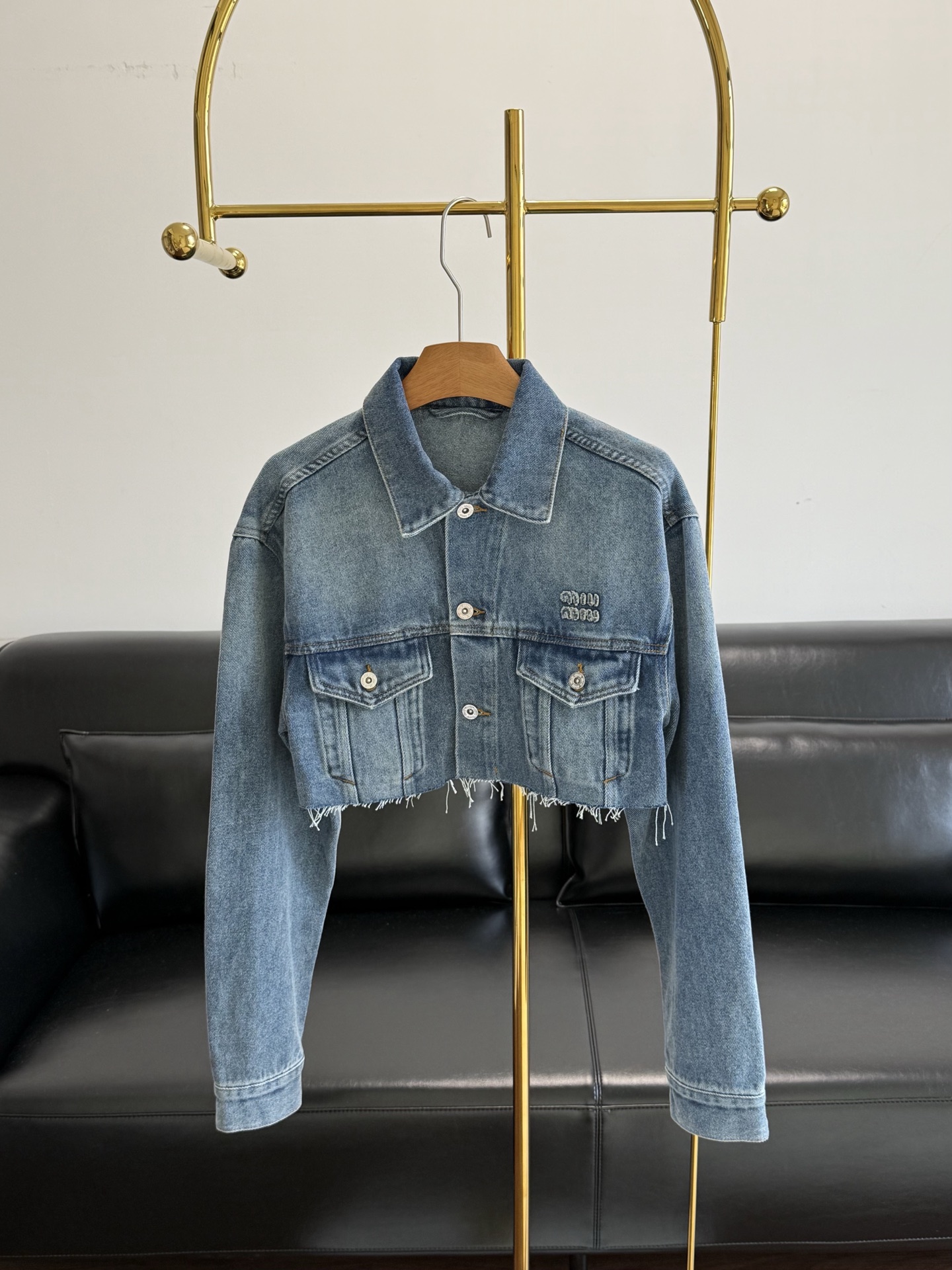 NO:888892,——Miu Miu's same style short denim jacket. It is an age-reducing denim jacket with youthful vitality. The distressed washed denim fabric has a retro atmosphere. In terms of fabric, it uses imported denim enzyme washed fabric, which is very wide and stylish, and has a great texture. The short raw edge tailoring raises the waistline, easily optimizing the proportions. The classic lapel + metal button design is neat and stylish. The embroidered logo on the chest low-key highlights the brand texture. Paired with high-waisted pants, you will instantly become a sweet and cool girl.  Paired with a skirt, you can unlock the youthful and fashionable college girl style with ease and effortlessness. The size is sml,,miumiu,skirts,jackets & coats,19860909——Miu Miu 同款短款牛仔外套 自带青春活力的减龄牛仔外套做旧水洗牛仔面料自带复古氛围 面料方面,它采用了进口牛仔酵素洗水面料,挺阔有型,质感超赞 短款毛边剪裁拉高腰线,轻松优化比例经典翻领+金属排扣设计,利落又有型胸口刺绣logo低调点明品牌质感搭配高腰裤秒变甜酷辣妹 搭配半裙又能解锁学院少女风轻松拿捏不费力的青春时髦感 码数sml,,miumiu,skirts,jackets & coats,,Women's clothing