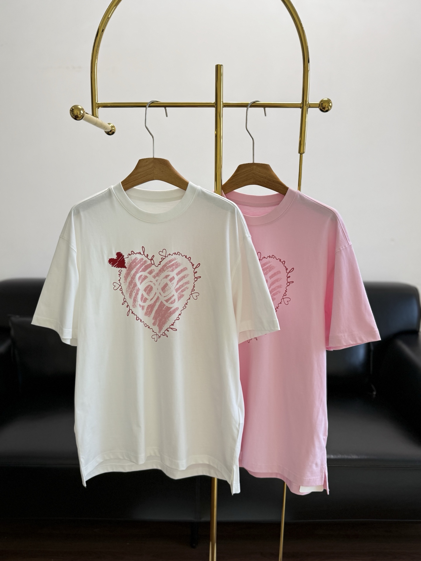 NO:890459,——ANN ANDELMAN The same style of T-shirt with love print is sweet and spicy, refreshing and white. It will turn heads when you go out on the street in summer~ It is a simple and comfortable daily outfit. It looks casual and beautiful with a baseball cap. The love print on the chest is sweet and delicate.  Soft cotton fabric, breathable and comfortable, perfect for summer! Loose fit, strong tolerance, pink is fresh and age-reducing, white is simple and versatile, can be easily used for daily outings, dates, and parties~ Pair it with shorts or jeans, you can easily get a sweet and cool style! Size sml white pink, shorts, jeans, tees, t-shirt, hats,19860909——ANN ANDELMAN 同款爱心印花T恤 又甜又辣 清爽又显白 夏日出街这么穿回头率超高～ 简单舒服的一套日常穿搭 随便搭个棒球帽就很随性好看 胸口爱心印花甜美又精致. 柔软棉质面料,透气舒适,夏天穿超合适!宽松版型,包容性强,粉色清新减龄,白色简约百搭,日常出街、约会、聚会都能轻松驾驭~搭配短裤或牛仔裤,甜酷风轻松get! 码数sml 白色 粉色,,shorts,jeans,tees，t-shirt,hats,,Women's clothing