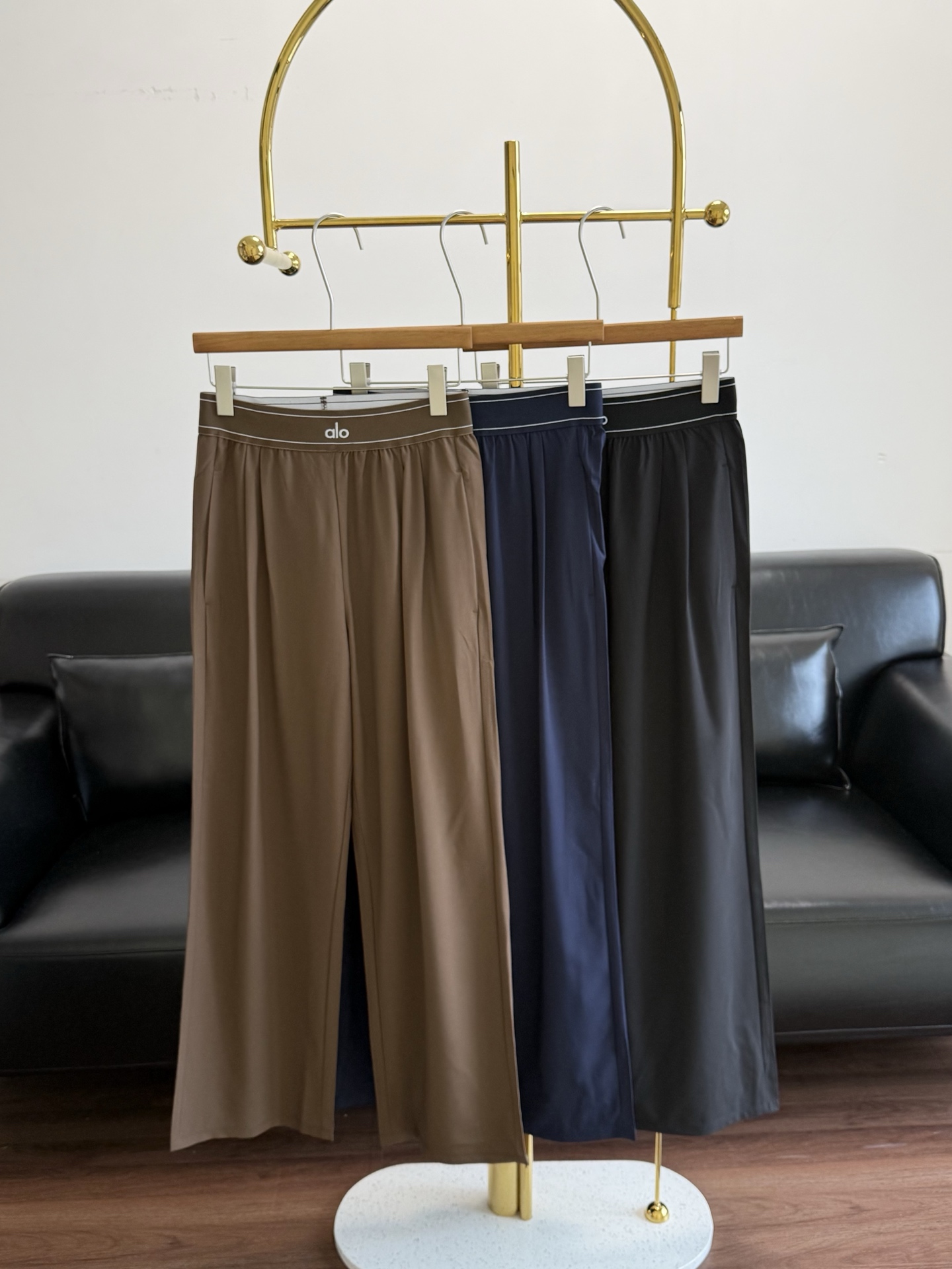 NO:890439,——Alo's same casual wide-leg suit trousers. Alo's most classic style will never go out of style. The style of the trousers is so classic, mainly because of its comfort and versatility. Many sisters buy it directly in many colors. It is a very recommended style. The texture is visible to the naked eye!  !  This one is very thin, very thin!  !  86 polyester + 14 spandex original alo!  !  Matte yarn!  This light perception and reflectivity are different in the market!  The actual material is very good!  !  The fabric is thin in the warp direction and thick in the weft direction!  Weave a delicate texture!  Four-way stretch!  Elastic waist!  Widened design!  !  No matter how much meat you focus on, you won’t be afraid!  !  !  This one is for anyone!  You must get this one!  I will definitely repurchase these pants after wearing them!  Size sml brown blue black, business suit,19860909——alo 同款休闲阔腿西装裤 alo最经典的穿搭永不过时 神裤的穿搭太经典了 主要是舒适感和百搭性太强啦 有好多姐妹直接入手很多颜色 是非常推荐的款式 肉眼可见的质感！！ 这条很薄很薄很薄！！ 86涤纶+14氨纶原厂alo！！ 消光纱线！这个光感、反光度都区别市场！ 实物料子特别好！！ 面料经向细、纬向粗！ 织就出细腻肌理感！四向弹力！ 弹力腰围！加宽的设计！！ 主打一个肉再多也不怕！！！ 这条适合任何人！ 一定要get到这条啊！ 穿过一定会来回购的神裤！ 码数sml 棕色 蓝色 黑色,,business suit,,Women's clothing