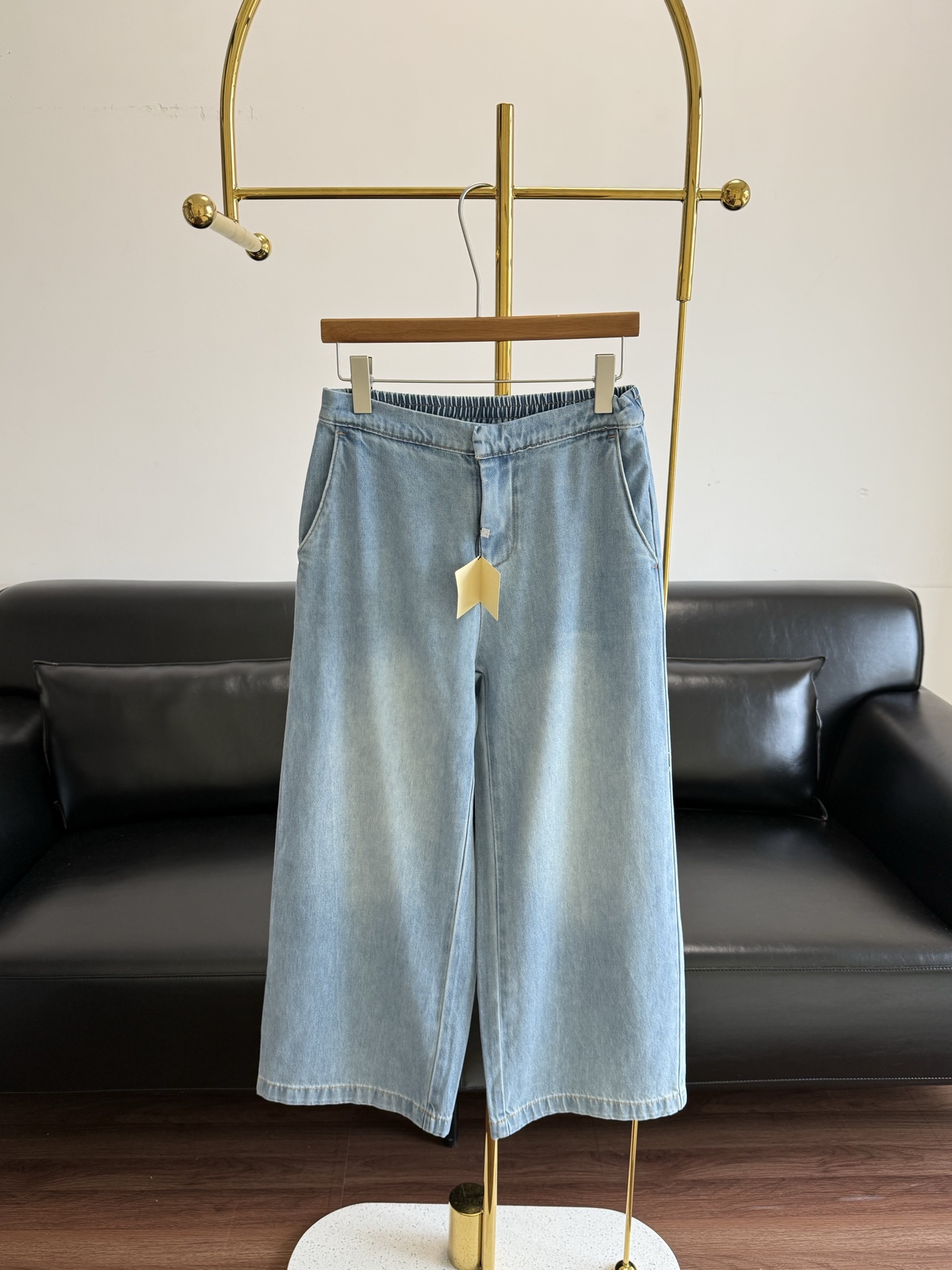NO:890424,——Loewe Loewe's wide-leg nine-point pants are limited to summer! The slimming pants are here! It is simply a magic tool for hiding fat and slimming! The retro logo embroidery on the back is simple and elegant~ Whether you have thick thighs or strong calves, it can skillfully modify your leg shape and make you have long legs in an instant! Moreover, it is super suitable for sisters with pear-shaped figures!  Its fabric is made of pure cotton, which is skin-friendly and breathable. You don’t have to worry about stuffiness when you wear it in summer! Wear it for daily commuting, and the high-grade relaxation will immediately appear, making you stand out from the crowd! In terms of matching, these jeans are also super versatile! Whether it is a knitted sleeveless vest with earrings, short sleeves or suspenders, it can be easily controlled, allowing you to wear new styles every day! Size 24-30,,loewe,loewe,jeans,T-shirt,19860909——Loewe 罗意威同款阔腿九分裤 夏日限定!藏肉显瘦神裤来袭! 简直是藏肉显瘦的神器! 背面复古logo刺绣简单大方～ 无论你是大腿粗还是小腿壮,它都能巧 妙地修饰你的腿型,让你瞬间拥有大长腿! 而且,超级适合梨型身材的姐妹！ 它的面料是纯棉的哦,亲肤透气,夏天穿 再也不用担心闷热啦! 日常通勤,穿上它,高级松弛感立马显现,让你在人群中脱颖而出! 搭配方面,这款牛仔裤也是超级百搭的!无论 是木耳边针织无袖背心,还是短袖、吊带,都能轻松驾驭,让你每天都能穿出新花样! 码数24-30,,loewe,loewe,jeans,T-shirt,,Women's clothing