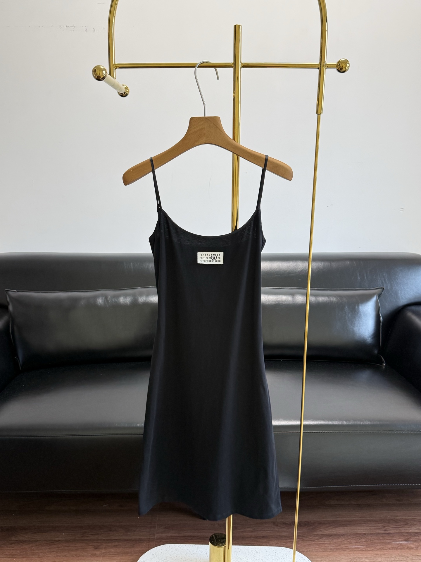 NO:890438,——MM6 Maison Margiela/Margiela Same label suspender dress. The relaxed ceiling of the sweet and cool girl has its own iconic sweet and cool girly feeling. The spaghetti straps outline the clavicle line, and the slightly dropped skirt length just exposes the ankles. It is lazy and shows the length of the legs. The classic black comes with advanced filters. Whether worn alone or layered with a suit or denim jacket, you can easily achieve the style of a rich girl and the Y2K hot girl. Cotton fabric!  The upper body is dry and cool, a must-have item in summer, a high-end and versatile artifact!  It is as silky, delicate and soft as 'Dove', and is very comfortable next to the body. From the moment you wear it, it is synonymous with high-end taste!  !  The detail of the label on the chest is the finishing touch, low-key echoing the brand recognition, not deliberately publicizing but with fashionable genes. Nowadays, the popularity of girly style remains high. This little black dress is an all-purpose shirt for daily outings, dates and commuting, easily becoming the focus of the atmosphere in the crowd. Size sml, masion margiela, masion margiela, skirts, jackets & coats, business suit,19860909——MM6 Maison Margiela/马吉拉 同款标签吊带连衣裙 甜酷少女的松弛感天花板自带标志性的甜酷少女感,细肩带勾勒锁骨线条,微垂裙长刚好露出脚踝,慵懒又显腿长.经典黑色自带高级滤镜,无论是单穿还是叠穿西装、牛仔外套,都能轻松拿捏千金风与Y2K辣妹感. 棉面料！上身干爽清凉,夏季刚需品,高级感百搭神器！如“德芙”般的丝滑、细腻、柔软,贴身非常舒服,从上身那一刻,就是高级品味的代名词！！ 胸前的标签细节是点睛之笔,低调呼应品牌辨识度,不刻意张扬却自带时髦基因.现在少女风热度居高不下,这条小黑裙就是日常出街、约会通勤的万能战袍,轻松成为人群里的氛围感焦点.码数sml,,masion margiela,masion margiela,skirts,jackets & coats,business suit,,Women's clothing