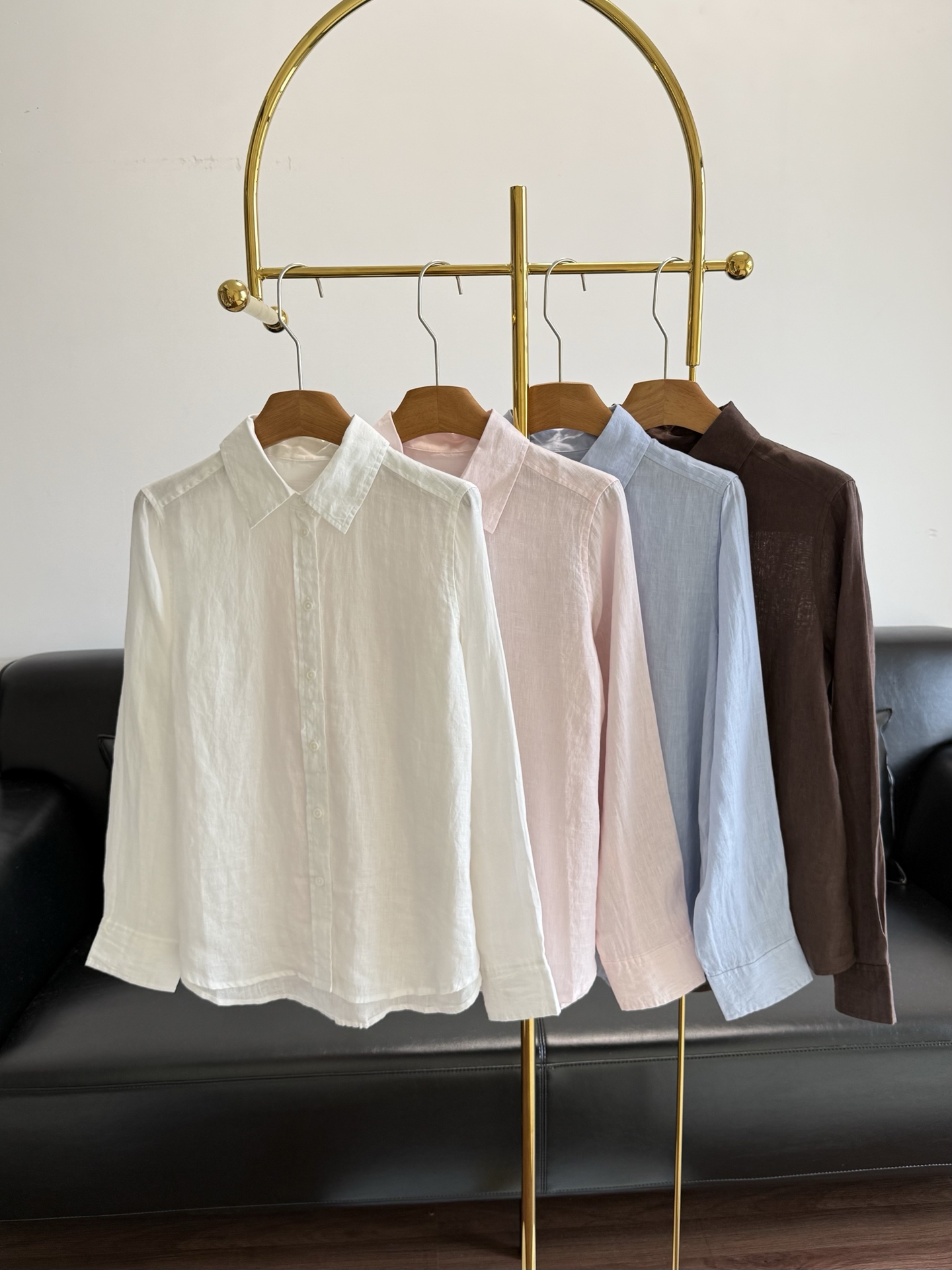 NO:891268,—— ICICLE linen shirt has a lazy and relaxed feel, and the loose version is not picky about your figure or person. It is easy to wear alone. Simple Polo collar, simple and high-end, easy to wear with old money style. Linen material, light and breathable. Natural linen texture, the texture of linen makes basic styles instantly high-end. Loose fit + dropped shoulders design is casual and relaxed, easy to control for commuting and leisure. The colors are very versatile, fresh and natural, and can be matched with jeans or suit pants.  Easily switch styles. Linen has its own air wrinkles and perfect texture. A must-have for simple and comfortable wear. Size sml blue pink white coffee, jeans, business suit,19860909—— ICICLE之禾 亚麻衬衣 自带慵懒松弛感,宽松版型不挑身材不挑人 单穿随性 简约Polo领 简约高级感 轻松穿出老钱风 亚麻材质,轻薄透气 天然亚麻肌理,亚麻的肌理感让基础款瞬间高级, 宽松版型+落肩设计 随性又松弛,通勤休闲都能轻松驾驭 色调都很百搭 清新自然 搭牛仔裤或西装裤都很百搭 轻松切换风格 亚麻自带空气皱感,质感满分 简约舒适穿搭必备 码数sml 蓝色 粉色 白色 咖色,,jeans,business suit,,Women's clothing