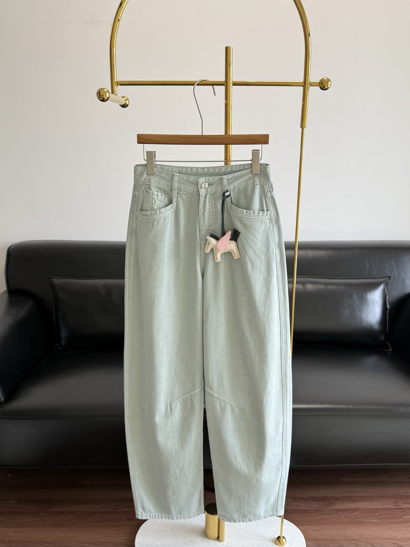 NO:891256,——Hermes Same style light blue scimitar jeans with pony pendant. Who doesn’t love the lazy pants that you can’t bear to take off when you put them on? Easily realize the way of dressing for lazy people. The shape of the pants is almost unpickable. It perfectly modifies the curves of the legs and hides the flesh. Soft and breathable denim fabric, soft and stylish. The upper body is super comfortable. Light blue tone, fresh and advanced, can be worn in all seasons of spring, summer, autumn and winter. Casual and textured, H leather label details are low-key and elegant.  The version is super flattering and is friendly to all body types. It can be worn with a T-shirt or a sweater casually to give an effortless sense of elegance. It is versatile and durable. The size is sml, hermes, hermes, hoodie, sweatshirts, jeans, tees, t-shirt,19860909——Hermes 爱马仕同款浅蓝 小马挂件弯刀牛仔裤 穿上就舍不得脱下的慵懒裤谁能不爱 轻松实现懒人穿搭方式 裤型几乎不挑人穿 完美的修饰了腿部的曲线藏肉 软糯透气牛仔面料,软而有型上身超舒服 浅蓝色调,清新又高级,春夏秋冬四季都能搭 随性又有质感,H皮标细节低调显贵 版型超藏肉,对各种身材都很友好,随便搭配T恤或卫衣都能穿出不费力的贵气感,百搭又耐看 码数sml,,hermes,hermes,hoodie,sweatshirts,jeans,tees，t-shirt,,Women's clothing