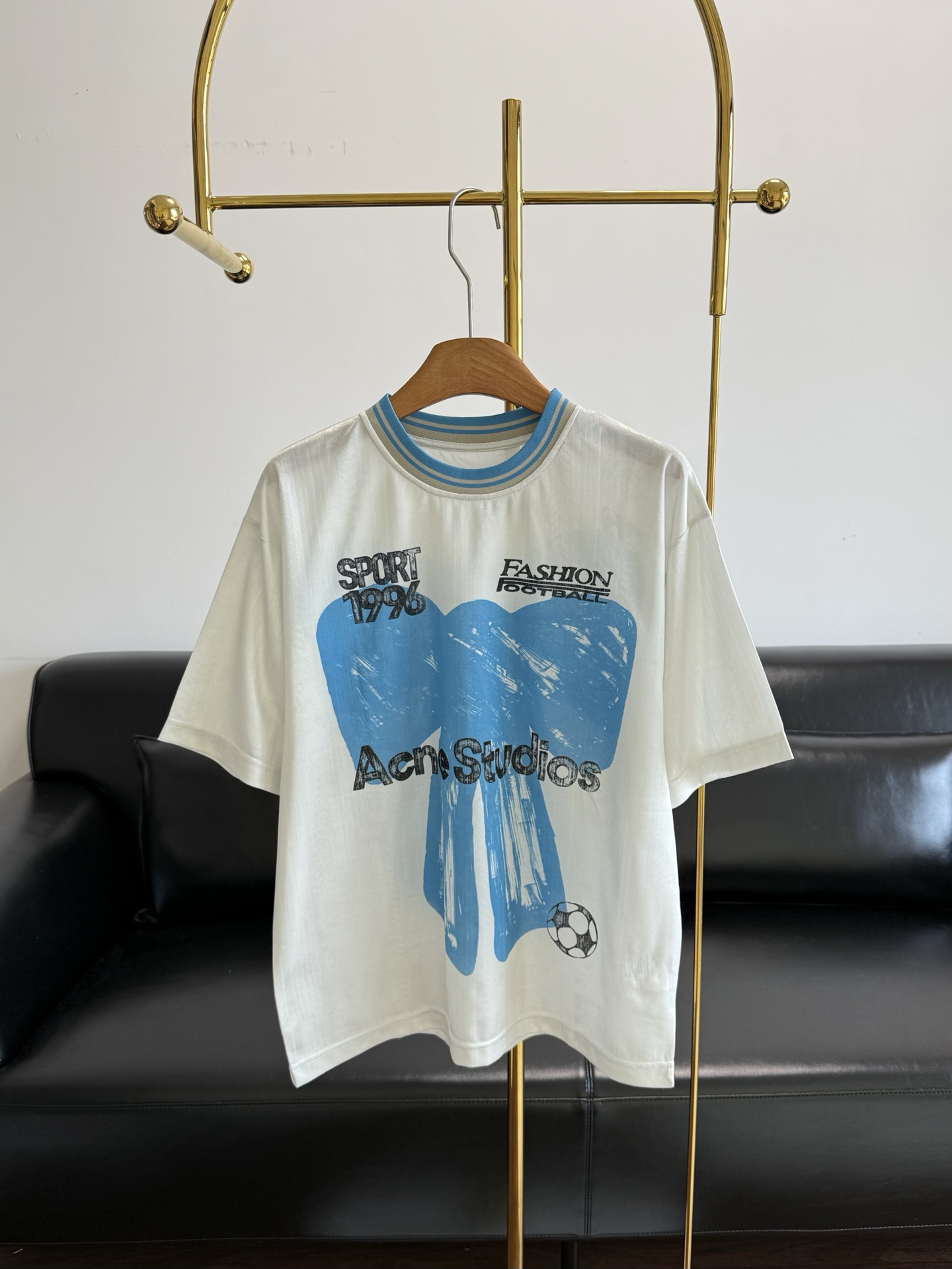 NO:891289,——Acne Studios 26 new summer product printed short-sleeves. It has the words '1996' and 'fashion FOOTBALL' on the front, with a bow pattern, which is very personalized. The fabric is mesh, so it is not boring to wear in summer. It is light and breathable fabric, comfortable and breathable to wear. The SPORT1996 print with a retro and old texture directly brings out the American street atmosphere!  It is very suitable as a sun protection shirt in spring and summer. The slightly loose off-shoulder version hides the flesh and makes you look slimmer. The loose version can be worn alone or layered. Pair it with jeans and sneakers. It is casual and stylish to create a trendy look!  Size SML,,acne studios,dior,sneakers,jeans,T-shirt,19860909——Acne Studios 26夏季新品印花短袖 正面“1996”“fashion FOOTBALL”等字样,搭配蝴蝶结图案,超有个性. 面料是网眼的,夏天穿也不闷 轻薄透气面料,穿着舒适透气, 自带复古做旧质感的SPORT1996印花,美式街头氛围直接拉满！春夏当防晒衫超合适,微宽松落肩版型藏肉显瘦,单穿叠穿都出彩宽松版型,搭配牛仔裤、运动鞋,随性又有型,打造潮流look！ 码数SML,,acne studios,dior,sneakers,jeans,T-shirt,,Women's clothing
