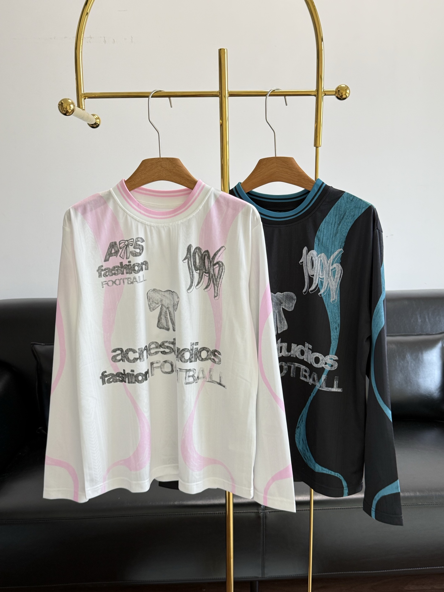 NO:891253,——Acne Studios 26 new summer printed long-sleeved jersey. It has the words '1996' and 'fashion FOOTBALL' on the front, with a bow pattern, which is very personalized. It directly welds the street feel to the body. The fabric is mesh, so it is not boring to wear in summer. It is light and breathable fabric, comfortable and breathable to wear. The SPORT1996 print with retro and old texture directly brings out the American street atmosphere!  It is very suitable as a sun protection shirt in spring and summer. The slightly loose off-shoulder version hides the flesh and makes you look slimmer. The loose version can be worn alone or layered. Pair it with jeans and sneakers. It is casual and stylish to create a trendy look!  Size SML gray white,acne studios,dior,sneakers,jeans,19860909——Acne Studios 26夏季新品印花长袖球衣 正面“1996”“fashion FOOTBALL”等字样,搭配蝴蝶结图案,超有个性.直接把街头感焊在身上了 面料是网眼的,夏天穿也不闷 轻薄透气面料,穿着舒适透气, 自带复古做旧质感的SPORT1996印花,美式街头氛围直接拉满！春夏当防晒衫超合适,微宽松落肩版型藏肉显瘦,单穿叠穿都出彩宽松版型,搭配牛仔裤、运动鞋,随性又有型,打造潮流look！ 码数SML 灰色 白色,,acne studios,dior,sneakers,jeans,,Women's clothing