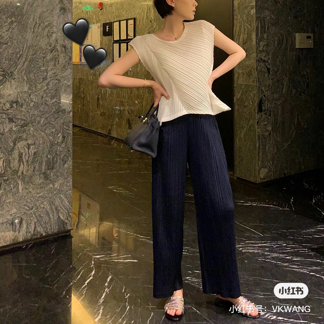 NO:892004,The upper body is really good-looking, especially versatile and slimming!  As long as you have worn the Miyake series, you will know how fragrant it is!  ,,19860909上身是真的好看 特别百搭显瘦！ 只要你穿过三宅系 你就知道她有多香！,,,Women's clothing