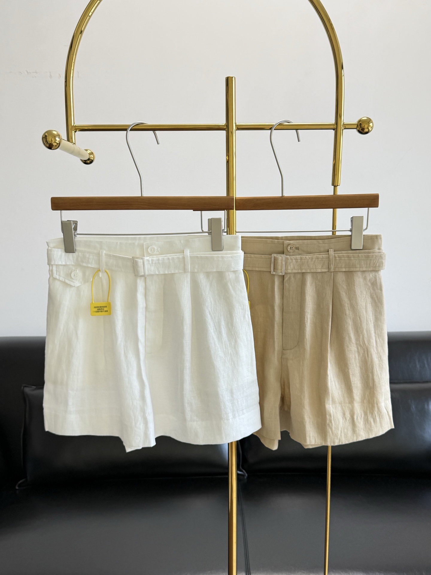 NO:892031,——Polo Ralph Lauren Women’s Linen Shorts and Pants The upper body has the kind of “rich but not ostentatious” texture. I love this loose feeling in summer!  Made of linen fabric, with fine texture, skin-friendly and breathable. It feels smooth and not easy to wrinkle. It has a belt design, and the upper body shape is neat and slim. The shape has a good sense of space, neither clinging to the legs nor too loose in the trouser legs. It is minimalist and everyday high-end. The texture is full of high-end temperament. It is suitable for daily travel and commuting. Size 2 4 6 White khaki, loro piana, shorts,19860909——Polo Ralph Lauren拉夫劳伦 女款亚麻短裤裤子 上身就是那种“有钱但不张扬”的质感,夏天就爱这种松弛感！ 采用亚麻面料 ,质感细腻,穿起来亲肤透气 手感爽滑 不易皱 自带腰带设计,上身版型利落显瘦 版型空间感好,既不贴腿,也不会裤腿过于宽松,极简又日常的高级 质感满满尽显高级气质 日常出行通勤都适配 码数2 4 6 白色 卡其,,loro piana,shorts,,Women's clothing